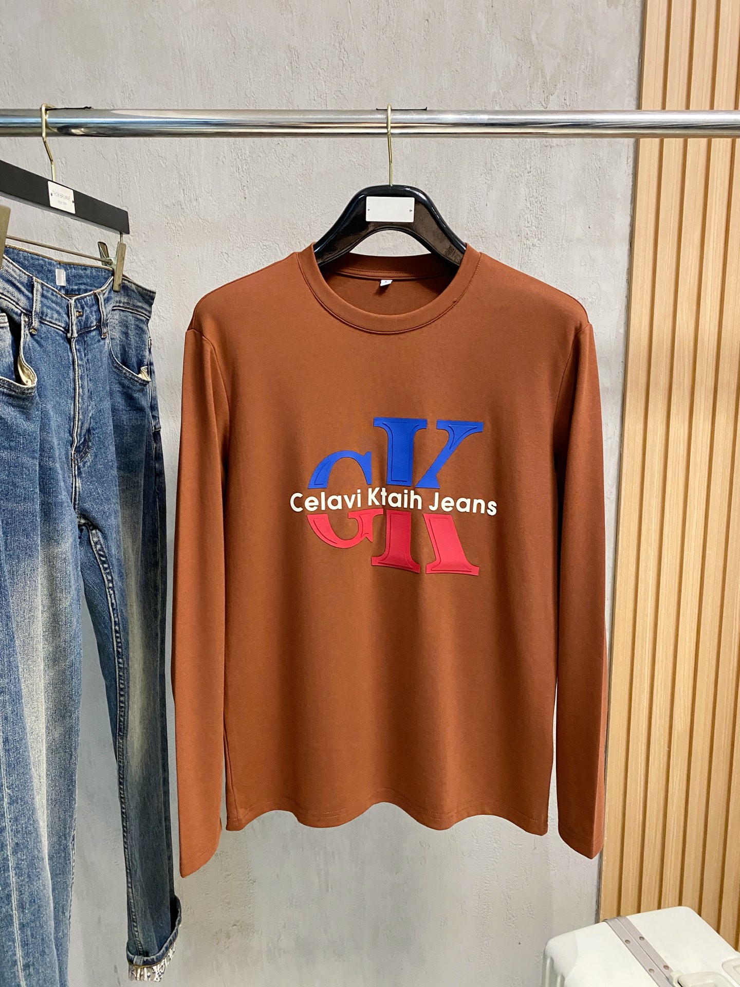 NO:524555,CK 25ss autumn [new product] new trade order round neck long sleeve base shirt long sleeve T-shirt internet celebrity style!  The upper body is comfortable and breathable, not stiff, and the overall three-dimensional sense is rich, and the quality export orders meet the simple needs of commuters for dress. The upper body is very effective, it looks slim and does not picky about the figure. The fabric workmanship... Improper, good craftsmanship can make you look good and tasteful, a must-have item for people with codes M-4XL, tees, t-shirt, alexander wang19860909CK 25ss秋季【新品】新款贸易订单圆领长袖打底衫长袖T恤网红款！上身舒适透气,不僵硬,整体有着丰富的立体感,品质出口订单,满足通勤人们对于着装的简约需求,上身效果很好,显瘦,不挑剔身材.面料做工....无可挑剔,好工艺好面料才能穿出好品味一款,人手必备单品 码数M-4XL,,tees，t-shirt,alexander wang,Men's clothing