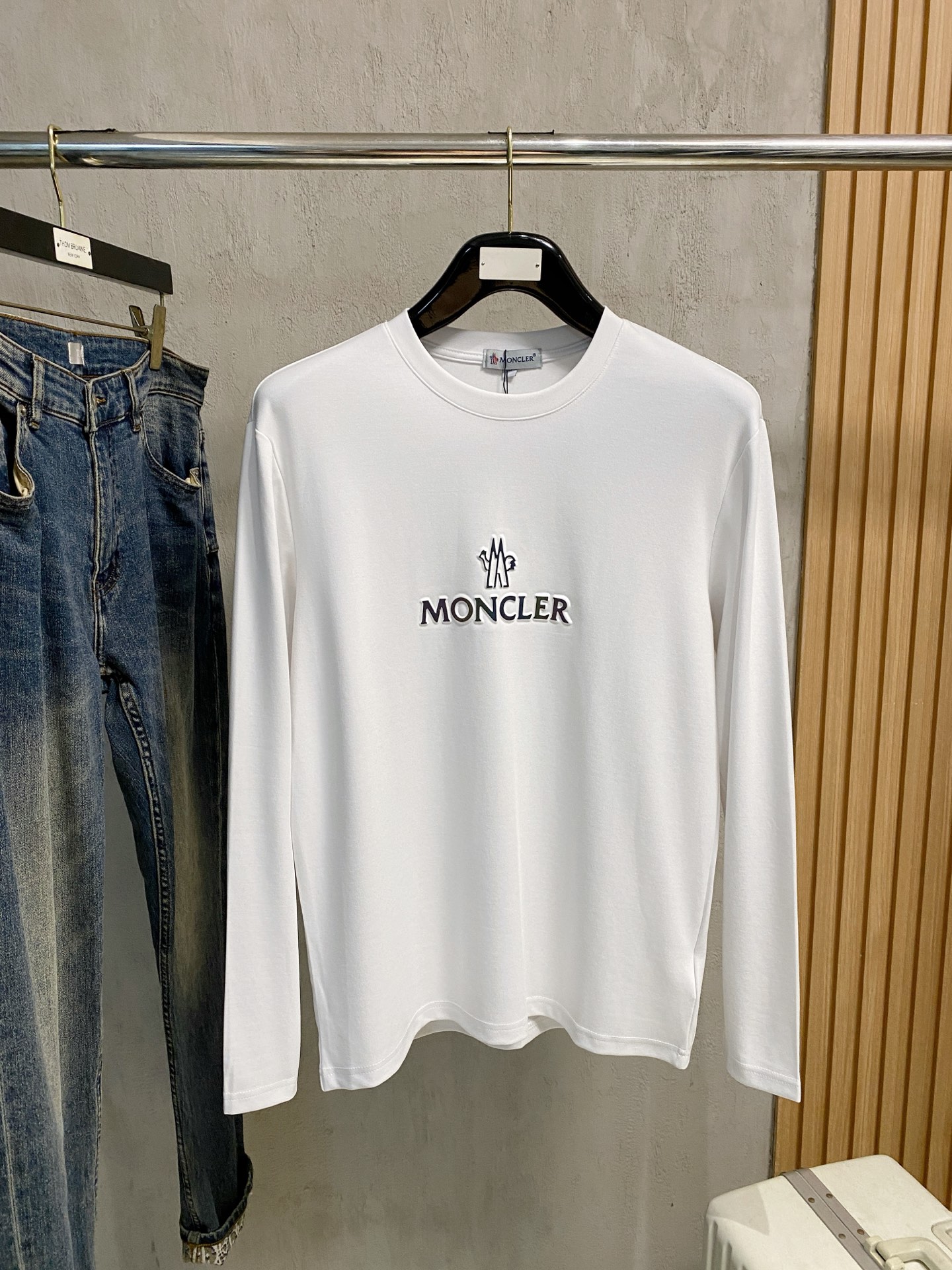 NO:524549,The 25ss Autumn [New Product] New Trade Order Round Neck Long Sleeve Base Shirt Long Sleeve T-shirt Internet Celebrity Style!  The upper body is comfortable and breathable, not stiff, and the overall three-dimensional sense is rich, and the quality export orders meet the simple needs of commuters for dressing. The upper body is very effective, it looks slim and not picky about the figure. The fabric workmanship... Improper, good craftsmanship can make you look good and tasteful, a must-have item for people handwriting. Number of numbers M-4XL, Moncler,tees, t-shirt, alexander wang19860909蒙口25ss秋季【新品】新款贸易订单圆领长袖打底衫长袖T恤网红款！上身舒适透气,不僵硬,整体有着丰富的立体感,品质出口订单,满足通勤人们对于着装的简约需求,上身效果很好,显瘦,不挑剔身材.面料做工....无可挑剔,好工艺好面料才能穿出好品味一款,人手必备单品 码数M-4XL,,Moncler,tees，t-shirt,alexander wang,Men's clothing