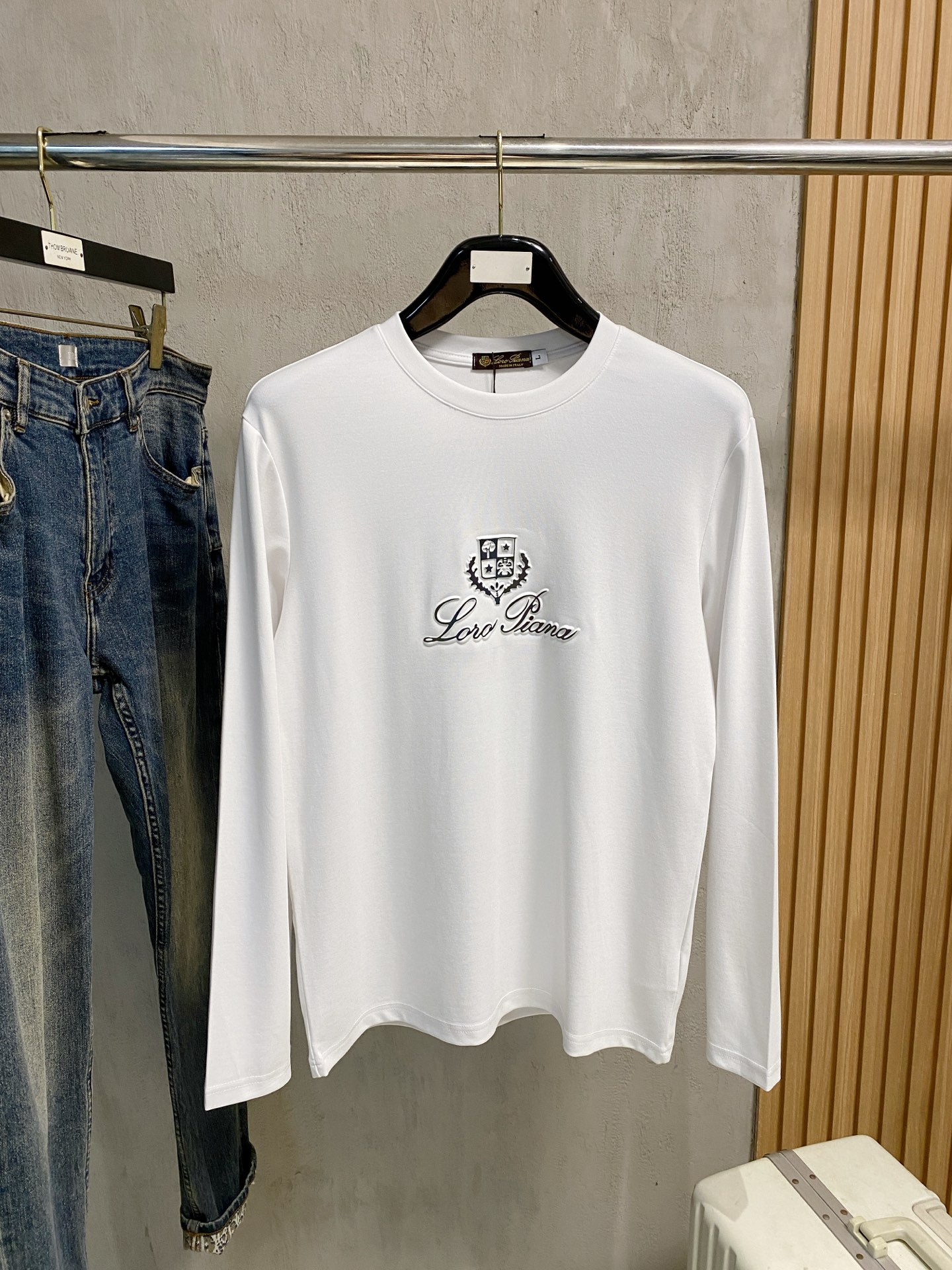 NO:524551,Lss Autumn [New Product] New Trade Order Round Neck Long Sleeve Base Shirt Long Sleeve T-shirt Internet Celebrity Style!  The upper body is comfortable and breathable, not stiff, and the overall three-dimensional sense is rich, and the quality export orders meet the simple needs of commuters for dress. The upper body is very effective, it looks slim and does not picky about the figure. The fabric workmanship... Improper, good craftsmanship can make you look good and tasteful, a must-have item for people with codes M-4XL, tees, t-shirt, alexander wang19860909Lss秋季【新品】新款贸易订单圆领长袖打底衫长袖T恤网红款！上身舒适透气,不僵硬,整体有着丰富的立体感,品质出口订单,满足通勤人们对于着装的简约需求,上身效果很好,显瘦,不挑剔身材.面料做工....无可挑剔,好工艺好面料才能穿出好品味一款,人手必备单品 码数M-4XL,,tees，t-shirt,alexander wang,Men's clothing