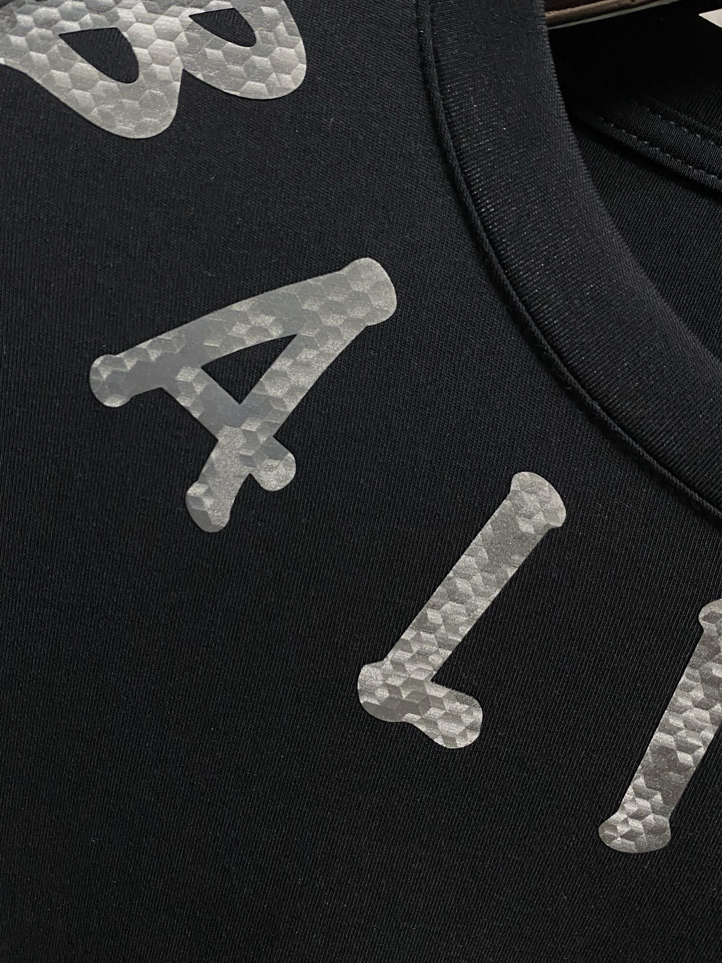 P巴尔曼25ss秋季【新品】新款贸易订单圆领长袖打底衫长袖T恤网红款！上身舒适透气，不僵硬，整体有着丰富