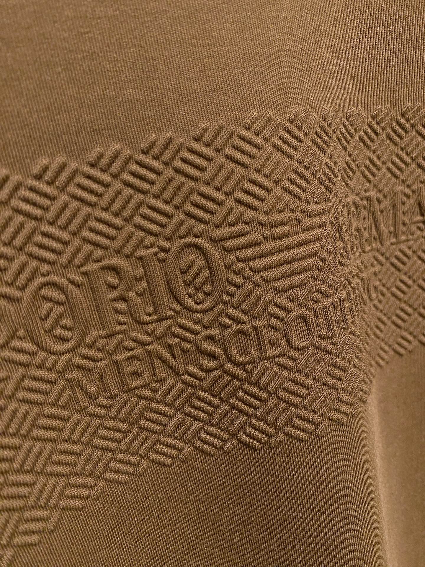 P阿玛尼25ss秋季【新品】新款贸易订单圆领长袖打底衫长袖T恤网红款！上身舒适透气，不僵硬，整体有着丰富