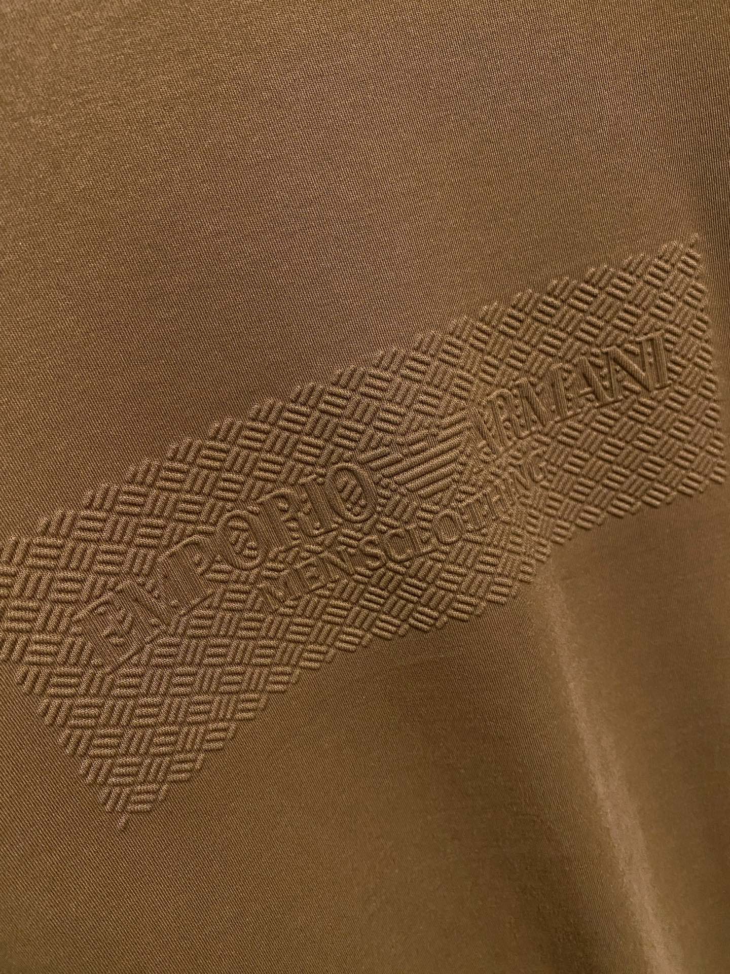 P阿玛尼25ss秋季【新品】新款贸易订单圆领长袖打底衫长袖T恤网红款！上身舒适透气，不僵硬，整体有着丰富