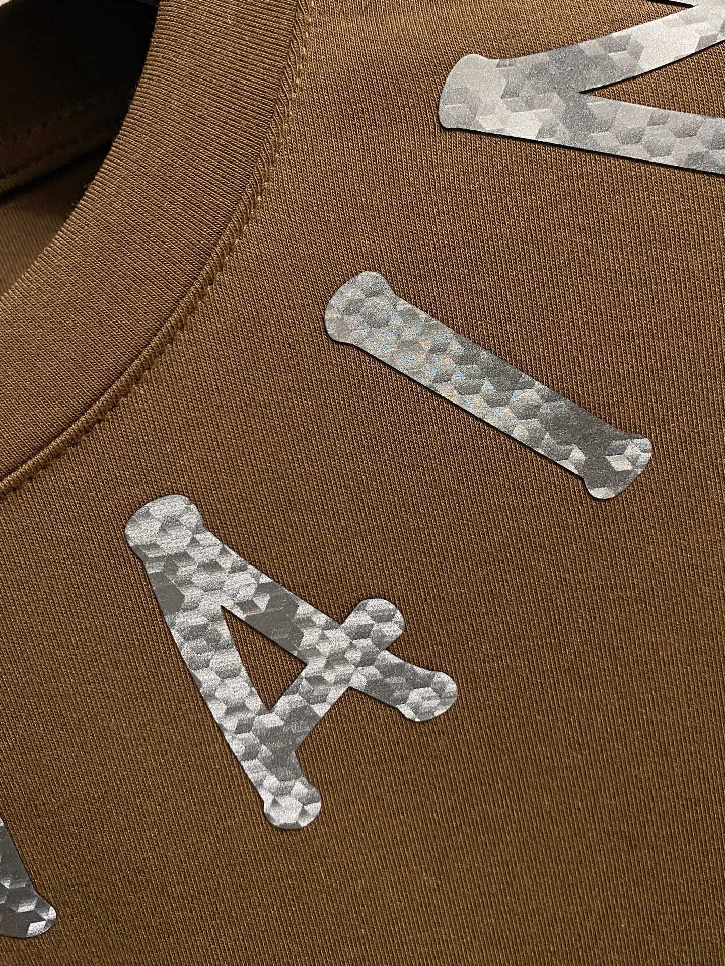 P巴尔曼25ss秋季【新品】新款贸易订单圆领长袖打底衫长袖T恤网红款！上身舒适透气，不僵硬，整体有着丰富