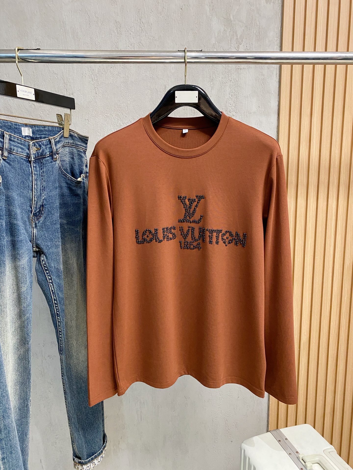 NO:525523,LV 25ss autumn [new product] new trade order round neck long sleeve base shirt long sleeve T-shirt internet celebrity style!  The upper body is comfortable and breathable, not stiff, and the overall three-dimensional sense is rich, and the quality export orders meet the simple needs of commuters for dress. The upper body is very effective, it looks slim and does not picky about the figure. The fabric workmanship... Improper, good craftsmanship can make you look good and tasteful, a must-have item for people handwriting. Number of numbers M-4XL, louis vuitton,tees, t-shirt, alexander wang19860909LV 25ss秋季【新品】新款贸易订单圆领长袖打底衫长袖T恤网红款！上身舒适透气,不僵硬,整体有着丰富的立体感,品质出口订单,满足通勤人们对于着装的简约需求,上身效果很好,显瘦,不挑剔身材.面料做工....无可挑剔,好工艺好面料才能穿出好品味一款,人手必备单品 码数M-4XL,,louis vuitton,tees，t-shirt,alexander wang,Men's clothing