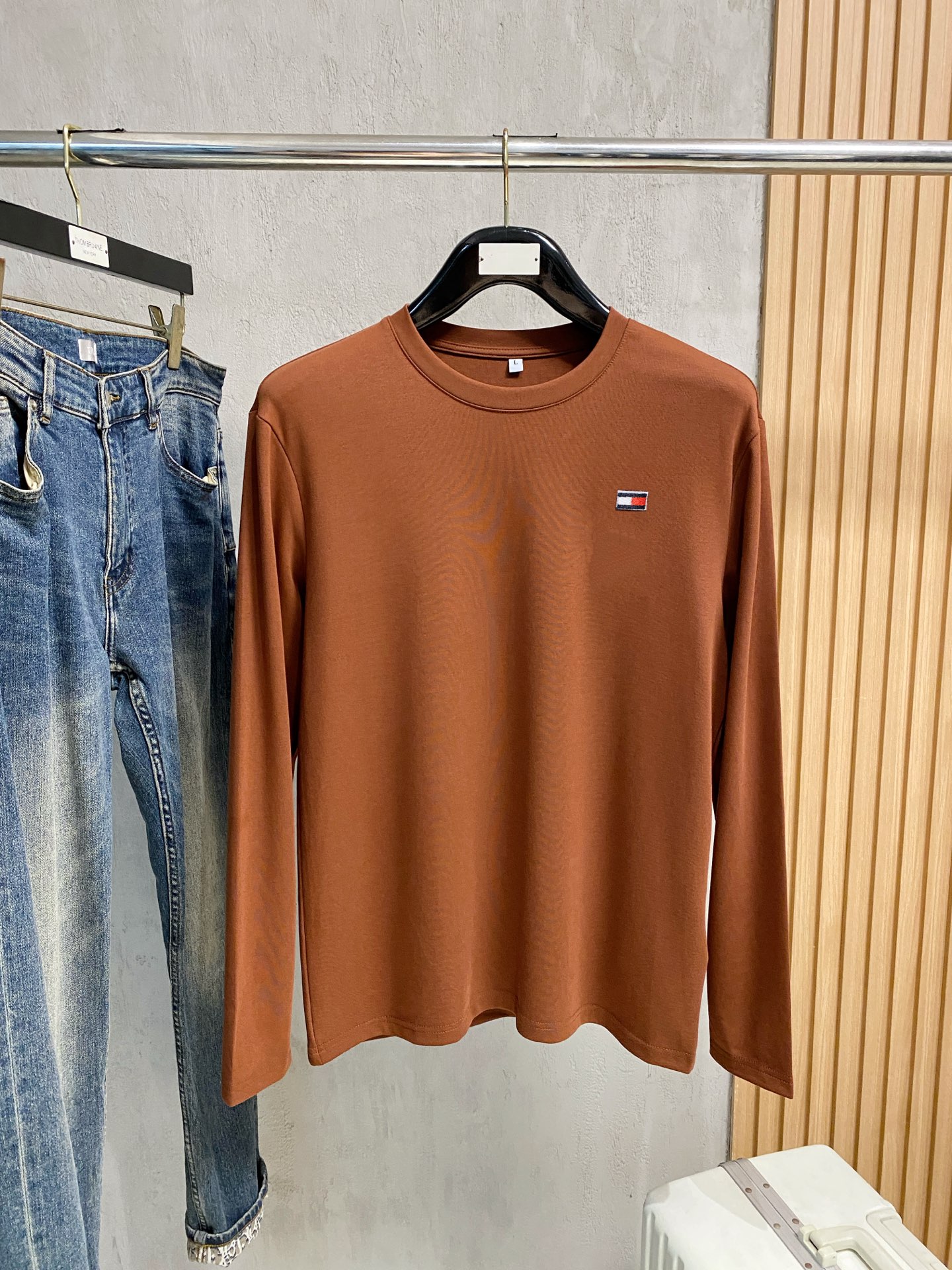 NO:525528,Tommy 25ss autumn [new product] new trade order round neck long sleeve base shirt long sleeve T-shirt internet celebrity style!  The upper body is comfortable and breathable, not stiff, and the overall three-dimensional sense is rich, and the quality export orders meet the simple needs of commuters for dress. The upper body is very effective, it looks slim and does not picky about the figure. The fabric workmanship... Improper, good craftsmanship can make you look good and tasteful, a must-have item for people with codes M-4XL, tees, t-shirt, alexander wang19860909汤米25ss秋季【新品】新款贸易订单圆领长袖打底衫长袖T恤网红款！上身舒适透气,不僵硬,整体有着丰富的立体感,品质出口订单,满足通勤人们对于着装的简约需求,上身效果很好,显瘦,不挑剔身材.面料做工....无可挑剔,好工艺好面料才能穿出好品味一款,人手必备单品 码数M-4XL,,tees，t-shirt,alexander wang,Men's clothing