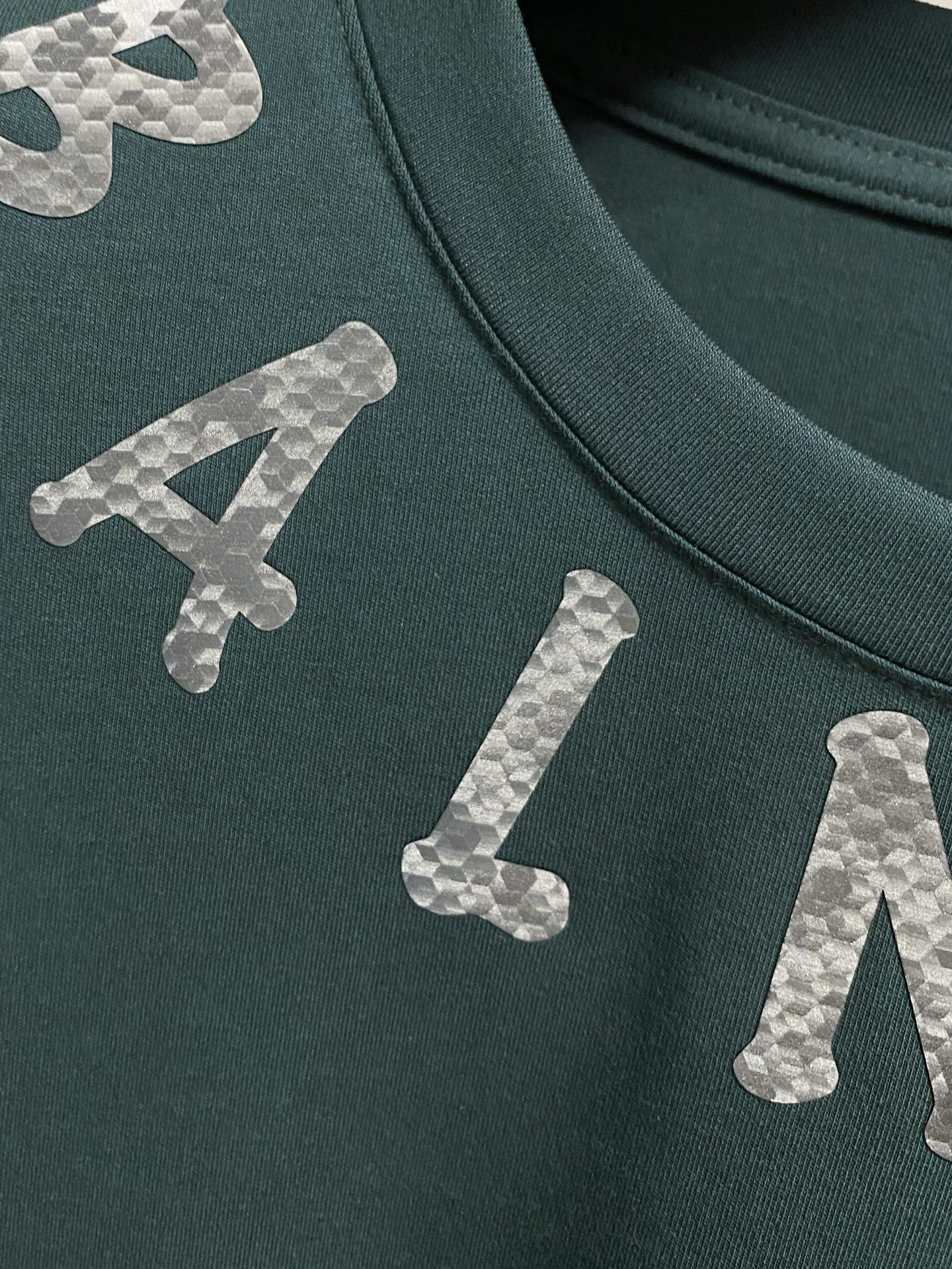 P阿尔曼25ss秋季【新品】新款贸易订单圆领长袖打底衫长袖T恤网红款！上身舒适透气，不僵硬，整体有着丰富