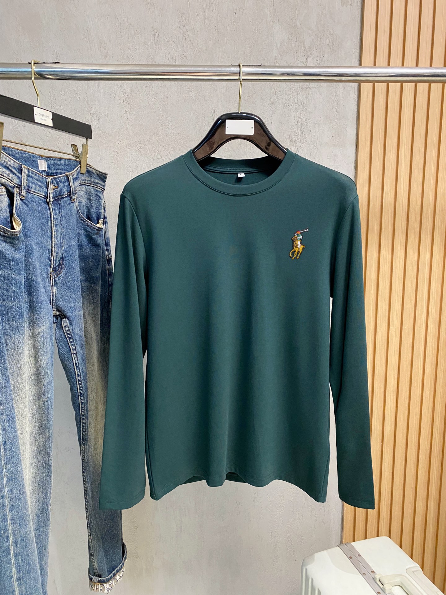 NO:525539,Polo 25ss autumn [new product] new trade order round neck long sleeve base shirt long sleeve T-shirt internet celebrity style!  The upper body is comfortable and breathable, not stiff, and the overall three-dimensional sense is rich, and the quality export orders meet the simple needs of commuters for dress. The upper body is very effective, it looks slim and does not picky about the figure. The fabric workmanship... Improper, good craftsmanship can make you look good and tasteful, a must-have item for people with codes M-4XL, tees, t-shirt, alexander wang19860909Polo 25ss秋季【新品】新款贸易订单圆领长袖打底衫长袖T恤网红款！上身舒适透气,不僵硬,整体有着丰富的立体感,品质出口订单,满足通勤人们对于着装的简约需求,上身效果很好,显瘦,不挑剔身材.面料做工....无可挑剔,好工艺好面料才能穿出好品味一款,人手必备单品 码数M-4XL,,tees，t-shirt,alexander wang,Men's clothing