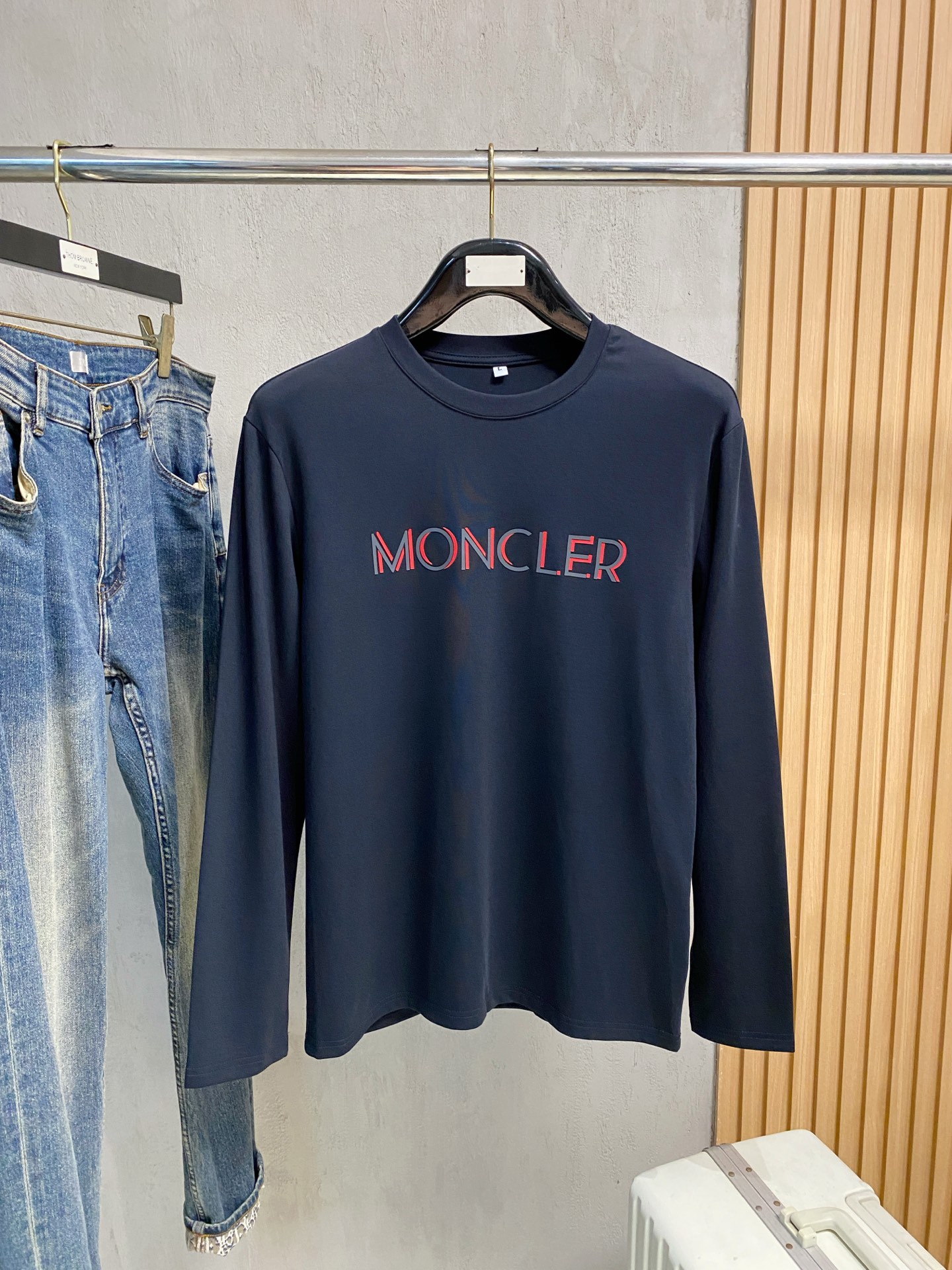 NO:525548,The 25ss Autumn [New Product] New Trade Order Round Neck Long Sleeve Base Shirt Long Sleeve T-shirt Internet Celebrity Style!  The upper body is comfortable and breathable, not stiff, and the overall three-dimensional sense is rich, and the quality export orders meet the simple needs of commuters for dressing. The upper body is very effective, it looks slim and not picky about the figure. The fabric workmanship... Improper, good craftsmanship can make you look good and tasteful, a must-have item for people handwriting. Number of numbers M-4XL, Moncler,tees, t-shirt, alexander wang19860909蒙口25ss秋季【新品】新款贸易订单圆领长袖打底衫长袖T恤网红款！上身舒适透气,不僵硬,整体有着丰富的立体感,品质出口订单,满足通勤人们对于着装的简约需求,上身效果很好,显瘦,不挑剔身材.面料做工....无可挑剔,好工艺好面料才能穿出好品味一款,人手必备单品 码数M-4XL,,Moncler,tees，t-shirt,alexander wang,Men's clothing