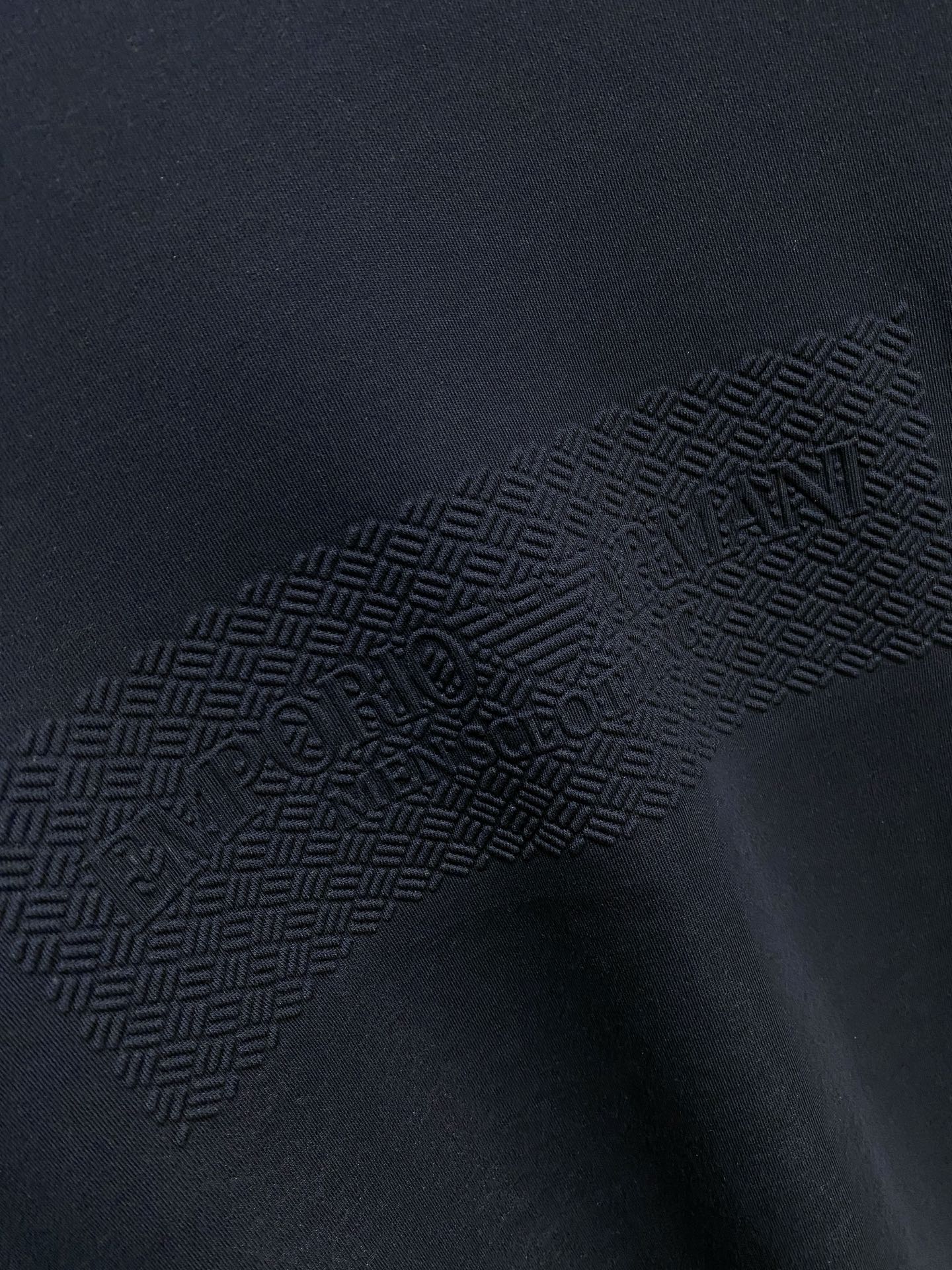 P阿玛尼25ss秋季【新品】新款贸易订单圆领长袖打底衫长袖T恤网红款！上身舒适透气，不僵硬，整体有着丰富