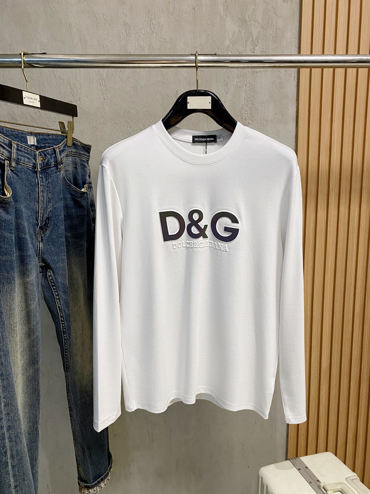 NO:525527,Dolce & Gabbana 25ss autumn [new product] new trade order round neck long sleeve base shirt long sleeve T-shirt internet celebrity style!  The upper body is comfortable and breathable, not stiff, and has a rich three-dimensional sense overall. Its quality export orders meet the simple needs of commuters for dressing. The upper body is very effective, it looks slim and does not picky about the figure. The fabric workmanship... Improper, good craftsmanship can make you look good and tasteful, a must-have item for people with codes M-4XL, Dolce & Gabbana,tees, t-shirt, alexander wang19860909杜嘉班纳25ss秋季【新品】新款贸易订单圆领长袖打底衫长袖T恤网红款！上身舒适透气,不僵硬,整体有着丰富的立体感,品质出口订单,满足通勤人们对于着装的简约需求,上身效果很好,显瘦,不挑剔身材.面料做工....无可挑剔,好工艺好面料才能穿出好品味一款,人手必备单品 码数M-4XL,,Dolce&Gabbana,tees，t-shirt,alexander wang,Men's clothing