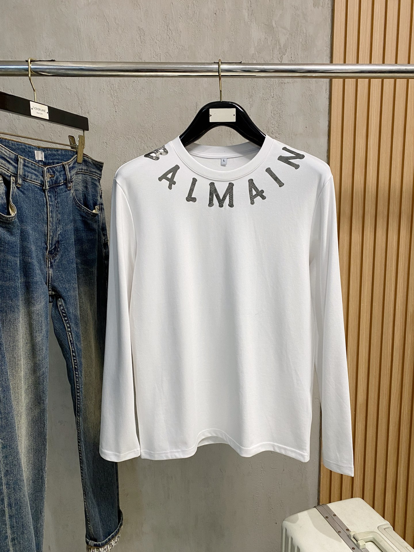 NO:525533,Balmain 25ss autumn [new product] new trade order round neck long sleeve base shirt long sleeve T-shirt internet celebrity style!  The upper body is comfortable and breathable, not stiff, and the overall three-dimensional sense is rich, and the quality export orders meet the simple needs of commuters for dress. The upper body is very effective, it looks slim and does not picky about the figure. The fabric workmanship... Improper, good craftsmanship can make you look good and tasteful, a must-have item for people with codes M-4XL, balmain,tees, t-shirt, alexander wang19860909巴尔曼25ss秋季【新品】新款贸易订单圆领长袖打底衫长袖T恤网红款！上身舒适透气,不僵硬,整体有着丰富的立体感,品质出口订单,满足通勤人们对于着装的简约需求,上身效果很好,显瘦,不挑剔身材.面料做工....无可挑剔,好工艺好面料才能穿出好品味一款,人手必备单品 码数M-4XL,,balmain,tees，t-shirt,alexander wang,Men's clothing