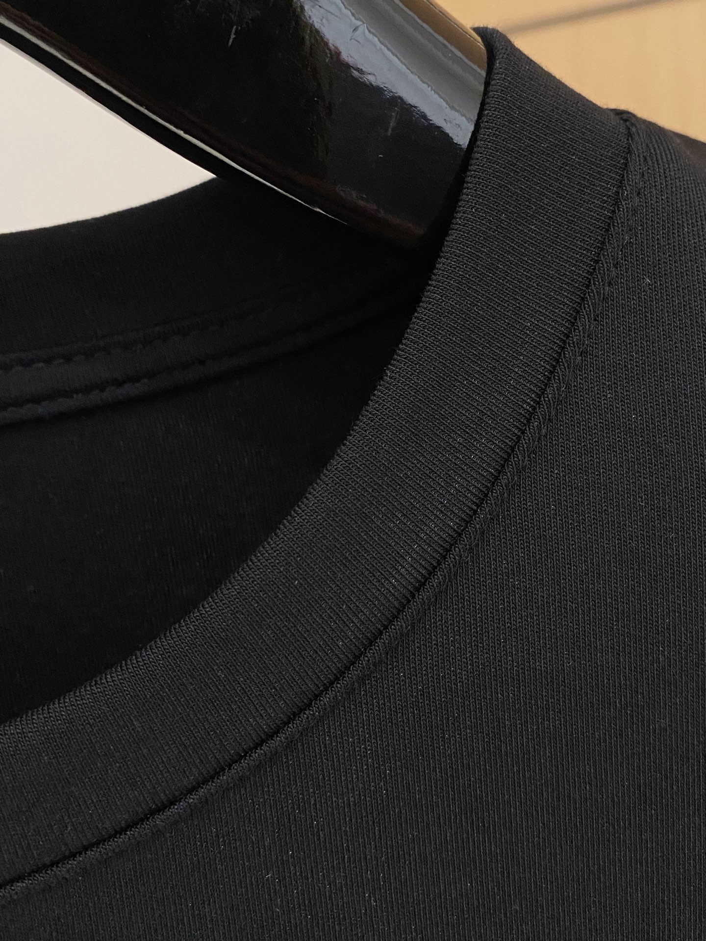 P阿玛尼25ss秋季【新品】新款贸易订单圆领长袖打底衫长袖T恤网红款！上身舒适透气，不僵硬，整体有着丰富