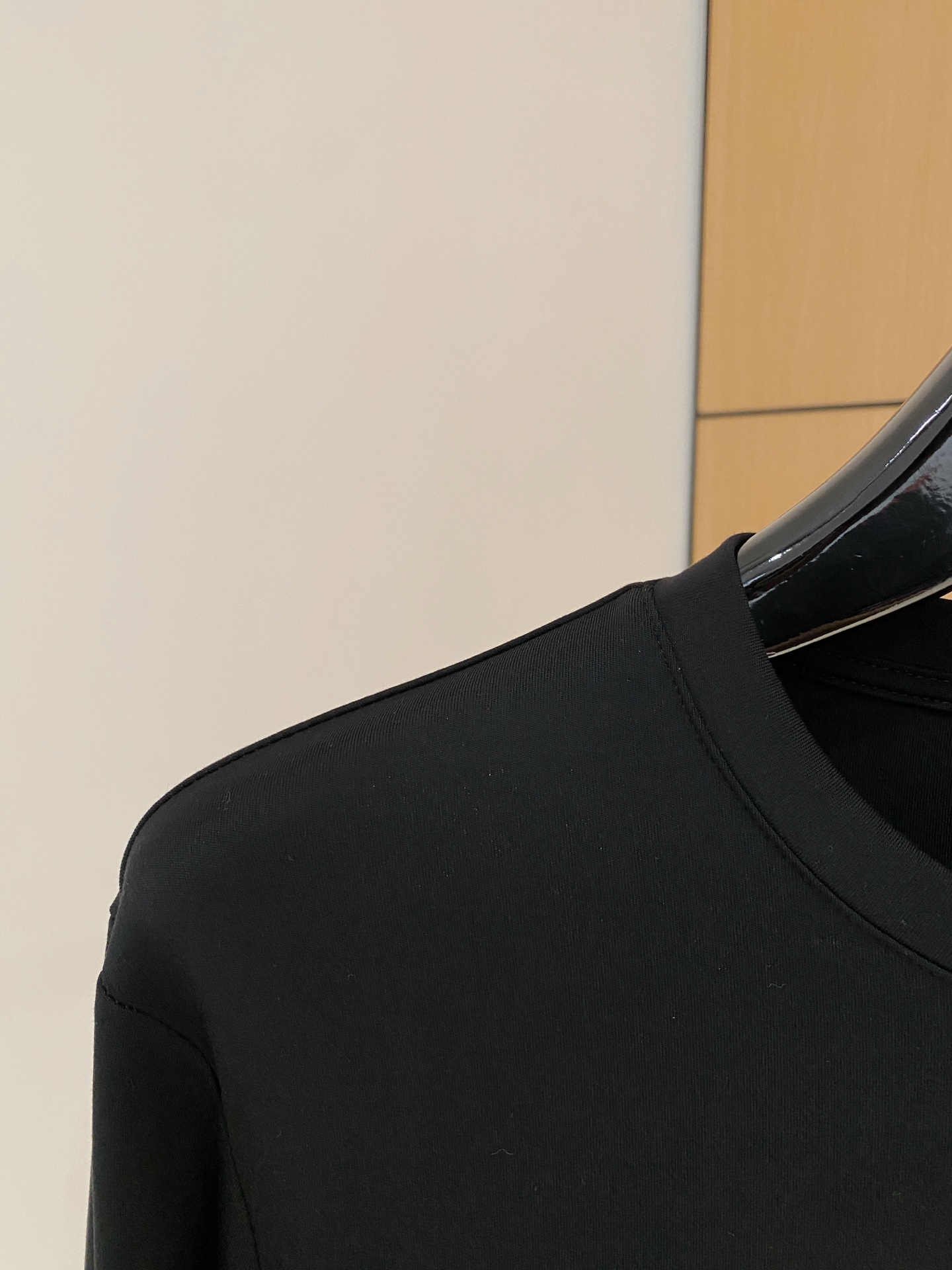 P阿玛尼25ss秋季【新品】新款贸易订单圆领长袖打底衫长袖T恤网红款！上身舒适透气，不僵硬，整体有着丰富