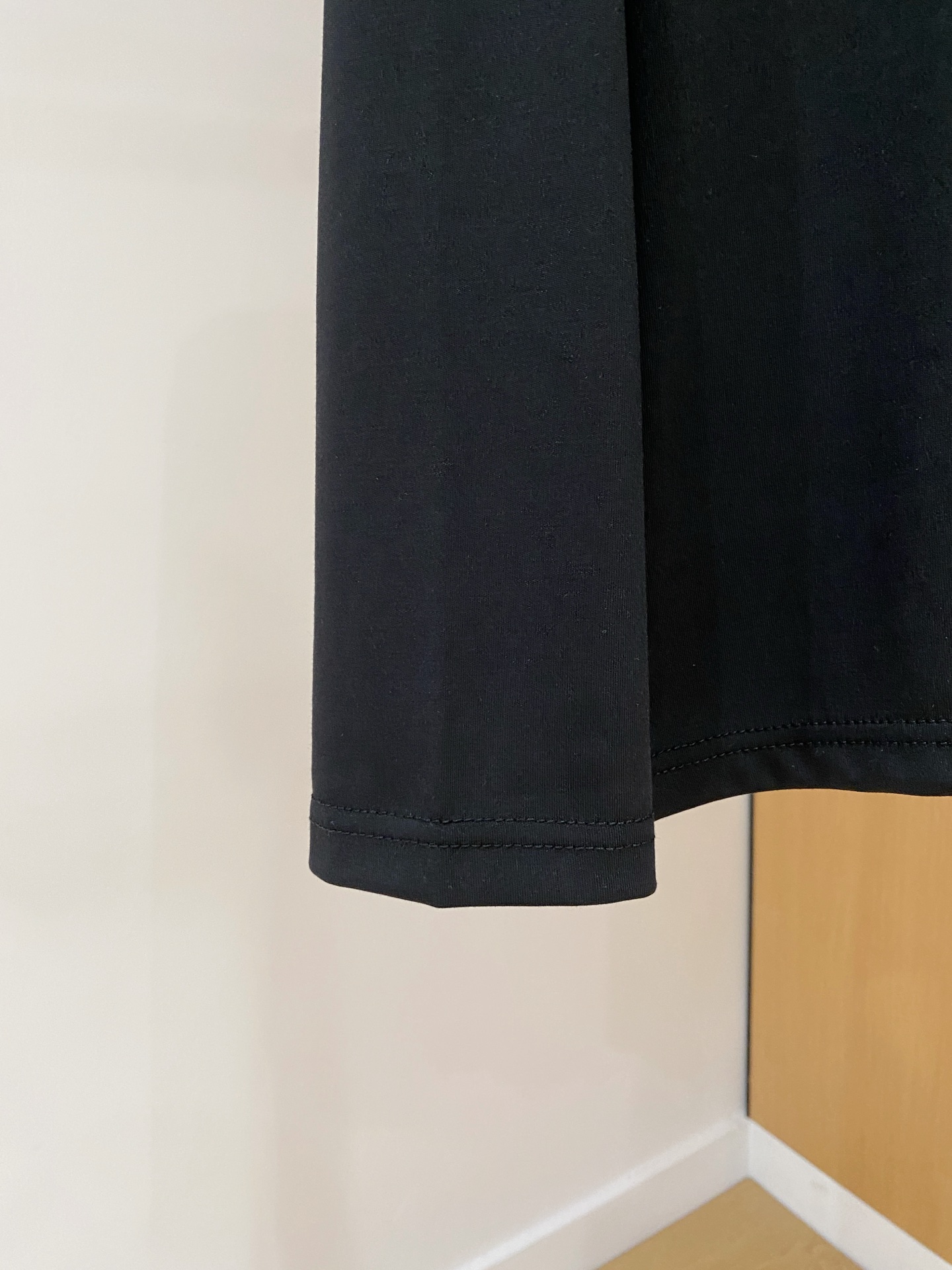 P阿玛尼25ss秋季【新品】新款贸易订单圆领长袖打底衫长袖T恤网红款！上身舒适透气，不僵硬，整体有着丰富