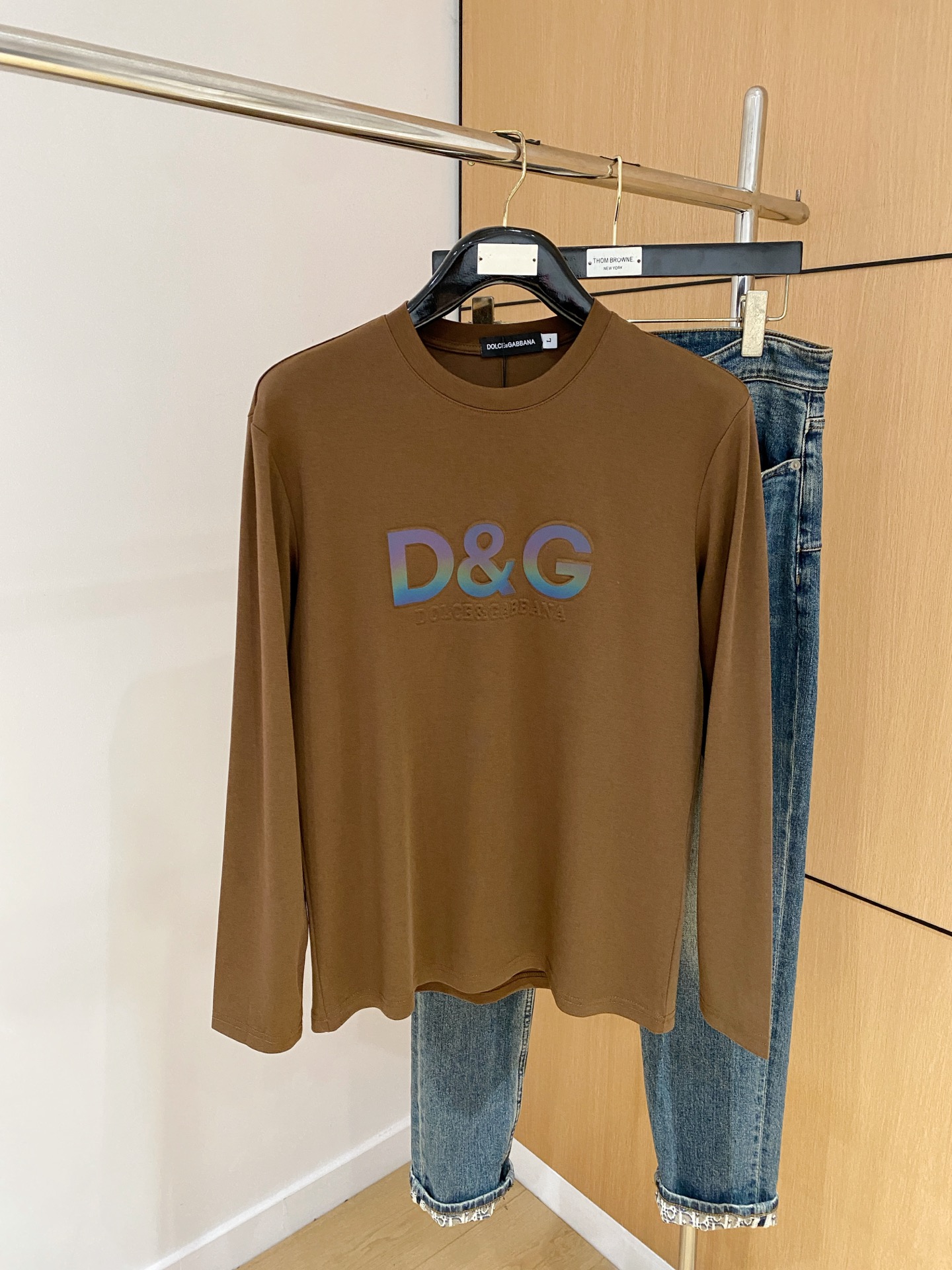 NO:569310,Dolce & Gabbana 25ss autumn [new product] new trade order round neck long-sleeved bottoming shirt long-sleeved T-shirt internet celebrity style!  The upper body is comfortable and breathable, not stiff, and the whole body has a rich three-dimensional sense. It is a quality export order that meets the simple needs of commuters. The upper body effect is very good, slimming, and not picky about the figure. The fabric workmanship... is impeccable. Good craftsmanship and good fabrics can make you wear a good taste. A must-have item. Size M-4XL, Dolce&Gabbana, tees, t-shirt, alexander wang19860909杜嘉班纳25ss秋季【新品】新款贸易订单圆领长袖打底衫长袖T恤网红款！上身舒适透气,不僵硬,整体有着丰富的立体感,品质出口订单,满足通勤人们对于着装的简约需求,上身效果很好,显瘦,不挑剔身材.面料做工....无可挑剔,好工艺好面料才能穿出好品味一款,人手必备单品 码数M-4XL,,Dolce&Gabbana,tees，t-shirt,alexander wang,Men's clothing