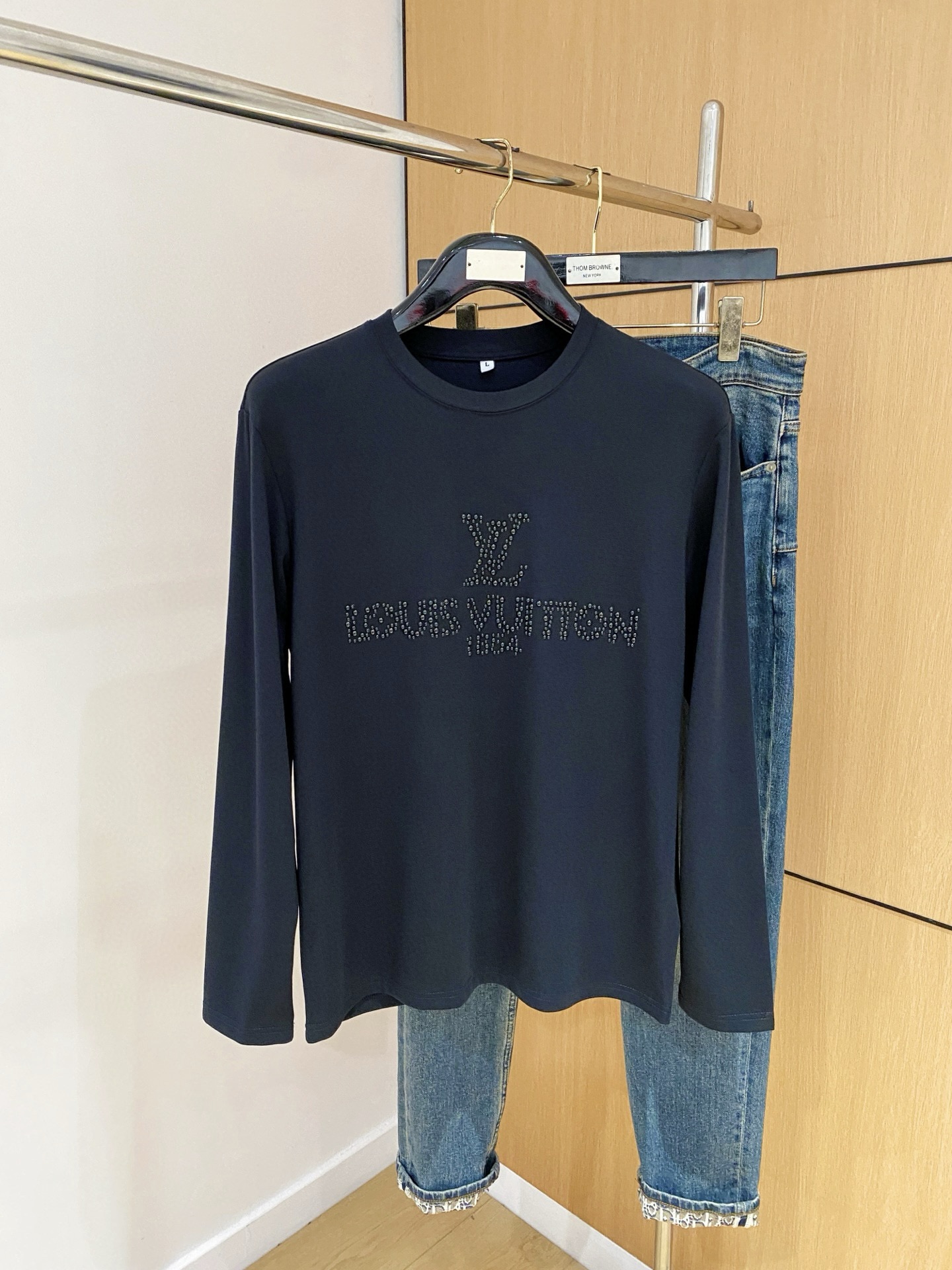 NO:569315,LV 25ss autumn [new product] new trade order round neck long-sleeved bottoming shirt long-sleeved T-shirt internet celebrity style!  The upper body is comfortable and breathable, not stiff, and has a rich three-dimensional sense. Quality export order meets the simple needs of commuters. The upper body effect is very good, slimming, and not picky about the figure. The fabric workmanship... is impeccable. Only good craftsmanship and good fabrics can make a good taste. A must-have item. Size M-4XL, louis vuitton, tees, t-shirt, alexander wang19860909LV 25ss秋季【新品】新款贸易订单圆领长袖打底衫长袖T恤网红款！上身舒适透气,不僵硬,整体有着丰富的立体感,品质出口订单,满足通勤人们对于着装的简约需求,上身效果很好,显瘦,不挑剔身材.面料做工....无可挑剔,好工艺好面料才能穿出好品味一款,人手必备单品 码数M-4XL,,louis vuitton,tees，t-shirt,alexander wang,Men's clothing