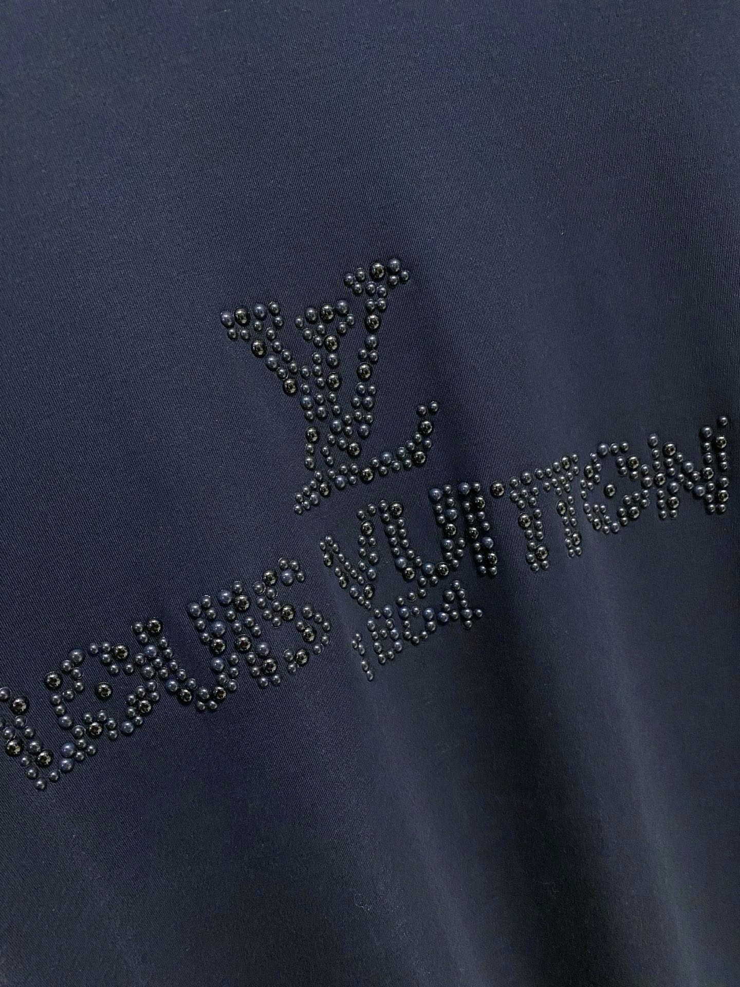 PLV 25ss秋季【新品】新款贸易订单圆领长袖打底衫长袖T恤网红款！上身舒适透气，不僵硬，整体有着丰富