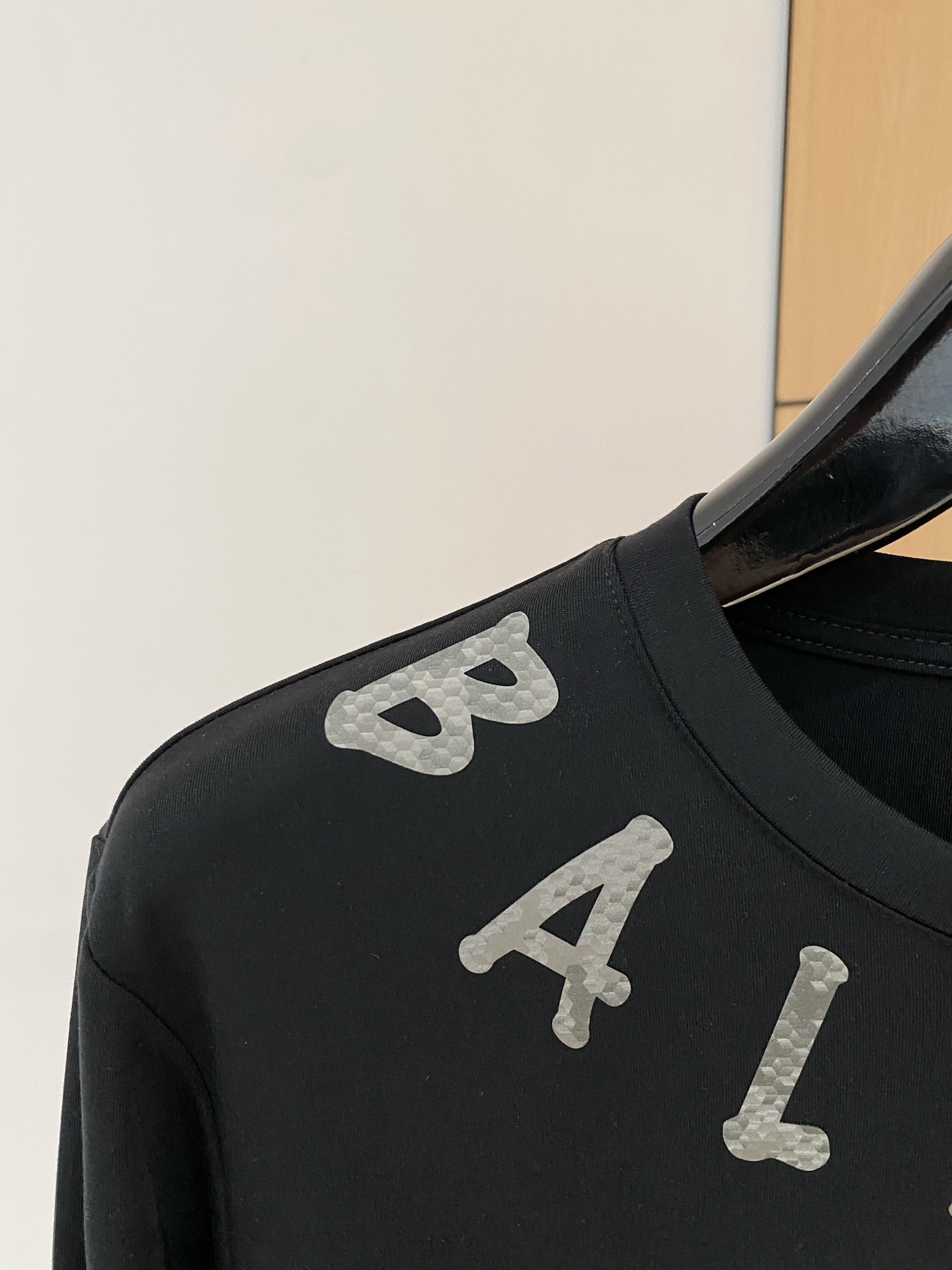 P巴尔曼25ss秋季【新品】新款贸易订单圆领长袖打底衫长袖T恤网红款！上身舒适透气，不僵硬，整体有着丰富