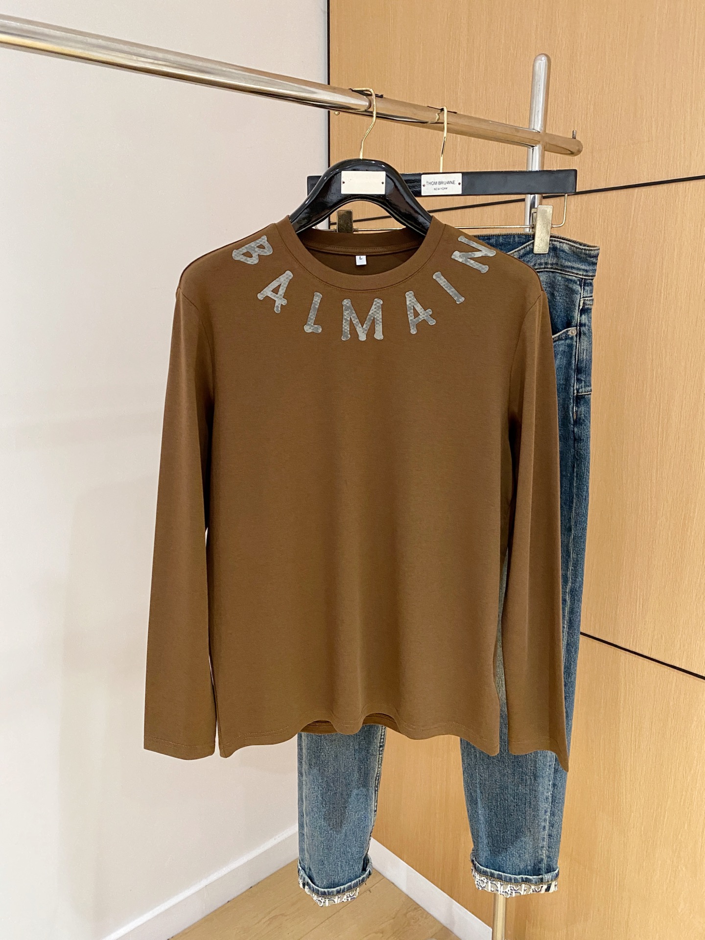 NO:569328,Balmain 25ss autumn [new product] new trade order round neck long-sleeved bottoming shirt long-sleeved T-shirt internet celebrity style!  The upper body is comfortable and breathable, not stiff, and has a rich three-dimensional sense. Quality export order meets the simple needs of commuters. The upper body effect is very good, slimming, and not picky about the figure. The fabric workmanship... is impeccable. Good craftsmanship and good fabrics can make you wear a good taste. A must-have item. Size M-4XL, balmain, tees, t-shirt, alexander wang19860909巴尔曼25ss秋季【新品】新款贸易订单圆领长袖打底衫长袖T恤网红款！上身舒适透气,不僵硬,整体有着丰富的立体感,品质出口订单,满足通勤人们对于着装的简约需求,上身效果很好,显瘦,不挑剔身材.面料做工....无可挑剔,好工艺好面料才能穿出好品味一款,人手必备单品 码数M-4XL,,balmain,tees，t-shirt,alexander wang,Men's clothing