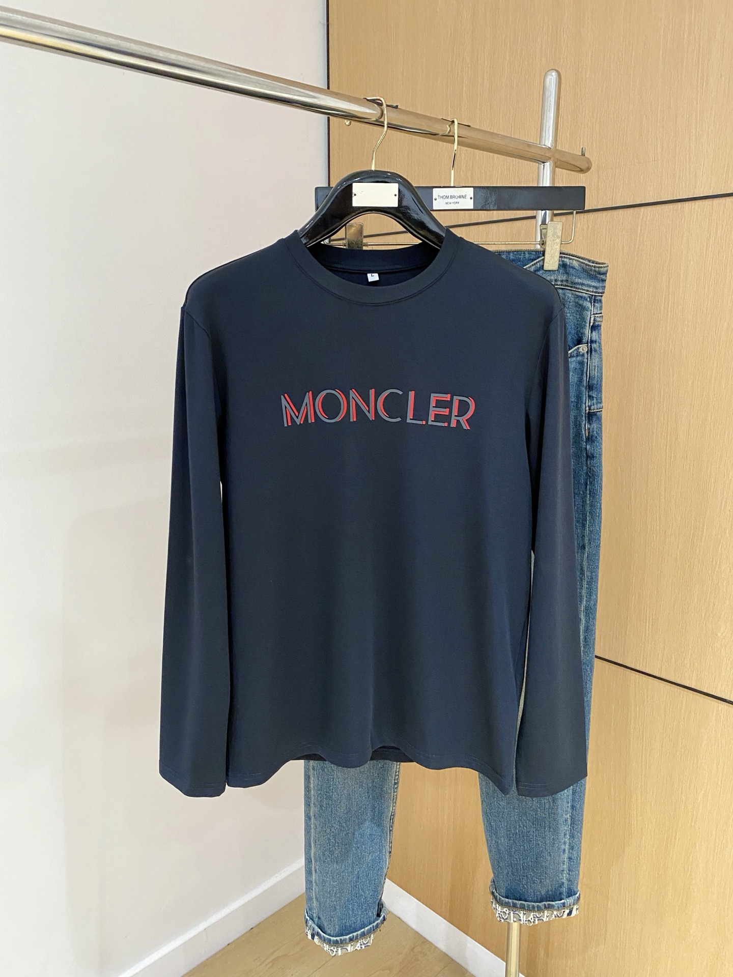 NO:569296,Mouthless 25ss autumn [new product] new trade order round neck long-sleeved bottoming shirt long-sleeved T-shirt internet celebrity style!  The upper body is comfortable and breathable, not stiff, and has a rich three-dimensional sense. Quality export order meets the simple needs of commuters. The upper body effect is very good, slimming, and not picky about the figure. The fabric workmanship... is impeccable. Only good craftsmanship and good fabrics can make you wear a good taste. A must-have item. Size M-4XL, Moncler, tees, t-shirt, alexander wang19860909蒙口25ss秋季【新品】新款贸易订单圆领长袖打底衫长袖T恤网红款！上身舒适透气,不僵硬,整体有着丰富的立体感,品质出口订单,满足通勤人们对于着装的简约需求,上身效果很好,显瘦,不挑剔身材.面料做工....无可挑剔,好工艺好面料才能穿出好品味一款,人手必备单品 码数M-4XL,,Moncler,tees，t-shirt,alexander wang,Men's clothing