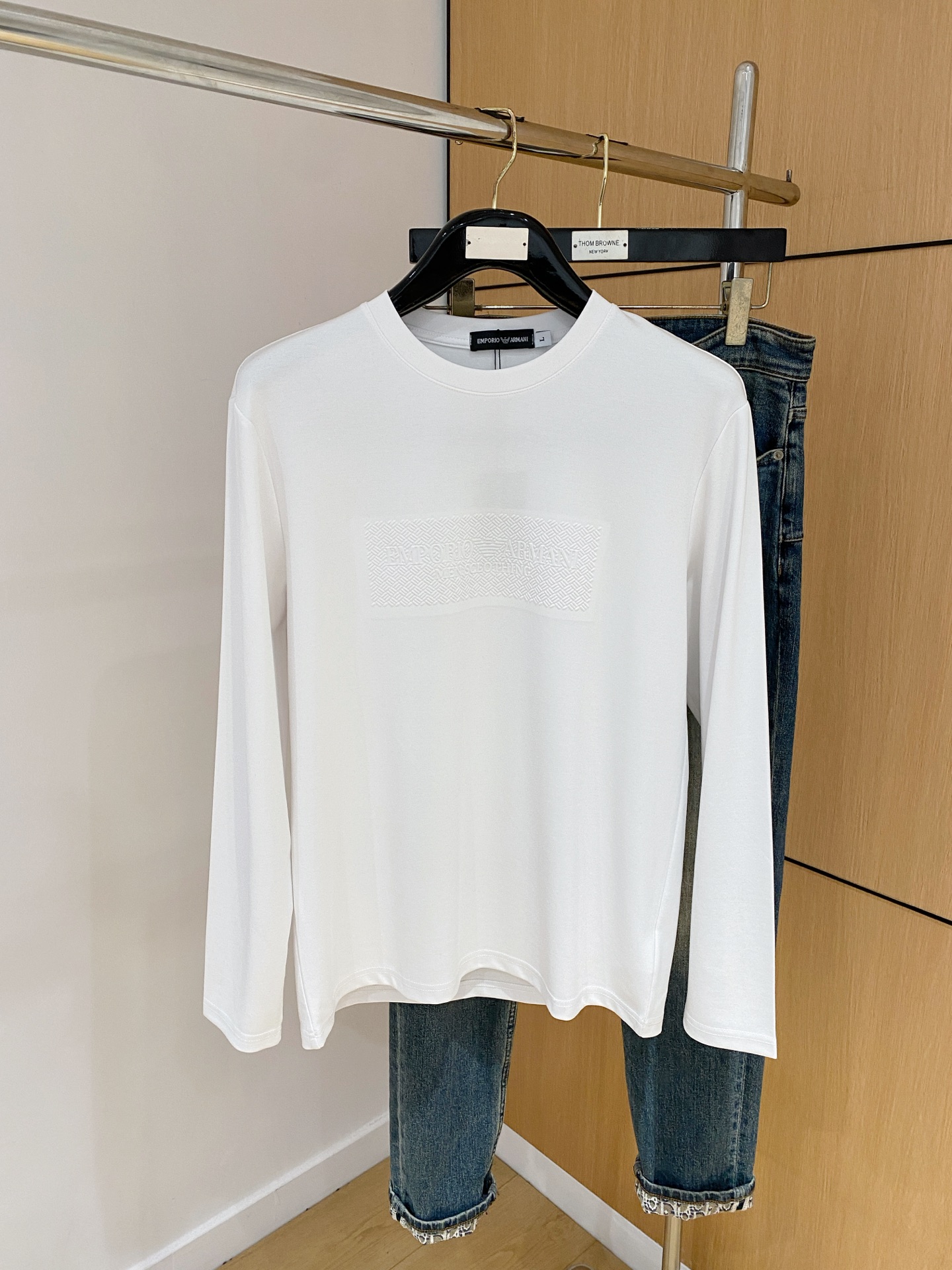 NO:569325,Armani 25ss autumn [new product] new trade order round neck long-sleeved bottoming shirt long-sleeved T-shirt internet celebrity style!  The upper body is comfortable and breathable, not stiff, and the whole body has a rich three-dimensional sense. It is a high-quality export order that meets the simple needs of commuters. The upper body effect is very good, slimming, and not picky about the figure. The fabric workmanship... is impeccable. Only good craftsmanship and good fabrics can make you wear a good taste. A must-have item. Size M-4XL, armani, tees, t-shirt, alexander wang19860909阿玛尼25ss秋季【新品】新款贸易订单圆领长袖打底衫长袖T恤网红款！上身舒适透气,不僵硬,整体有着丰富的立体感,品质出口订单,满足通勤人们对于着装的简约需求,上身效果很好,显瘦,不挑剔身材.面料做工....无可挑剔,好工艺好面料才能穿出好品味一款,人手必备单品 码数M-4XL,,armani,tees，t-shirt,alexander wang,Men's clothing