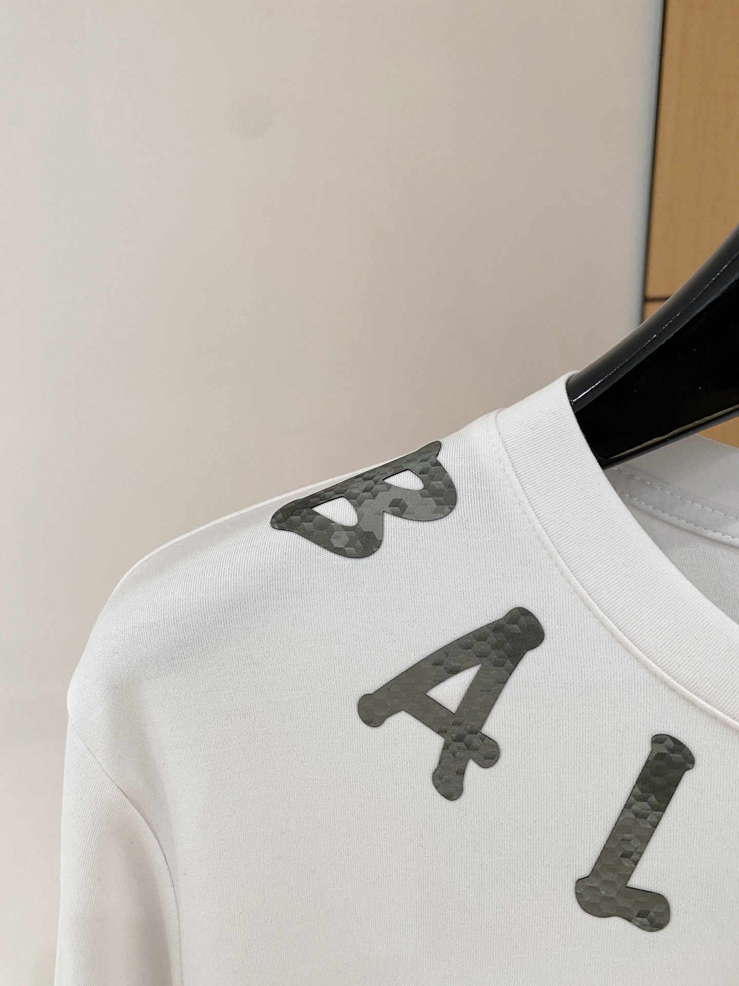 P巴尔曼25ss秋季【新品】新款贸易订单圆领长袖打底衫长袖T恤网红款！上身舒适透气，不僵硬，整体有着丰富