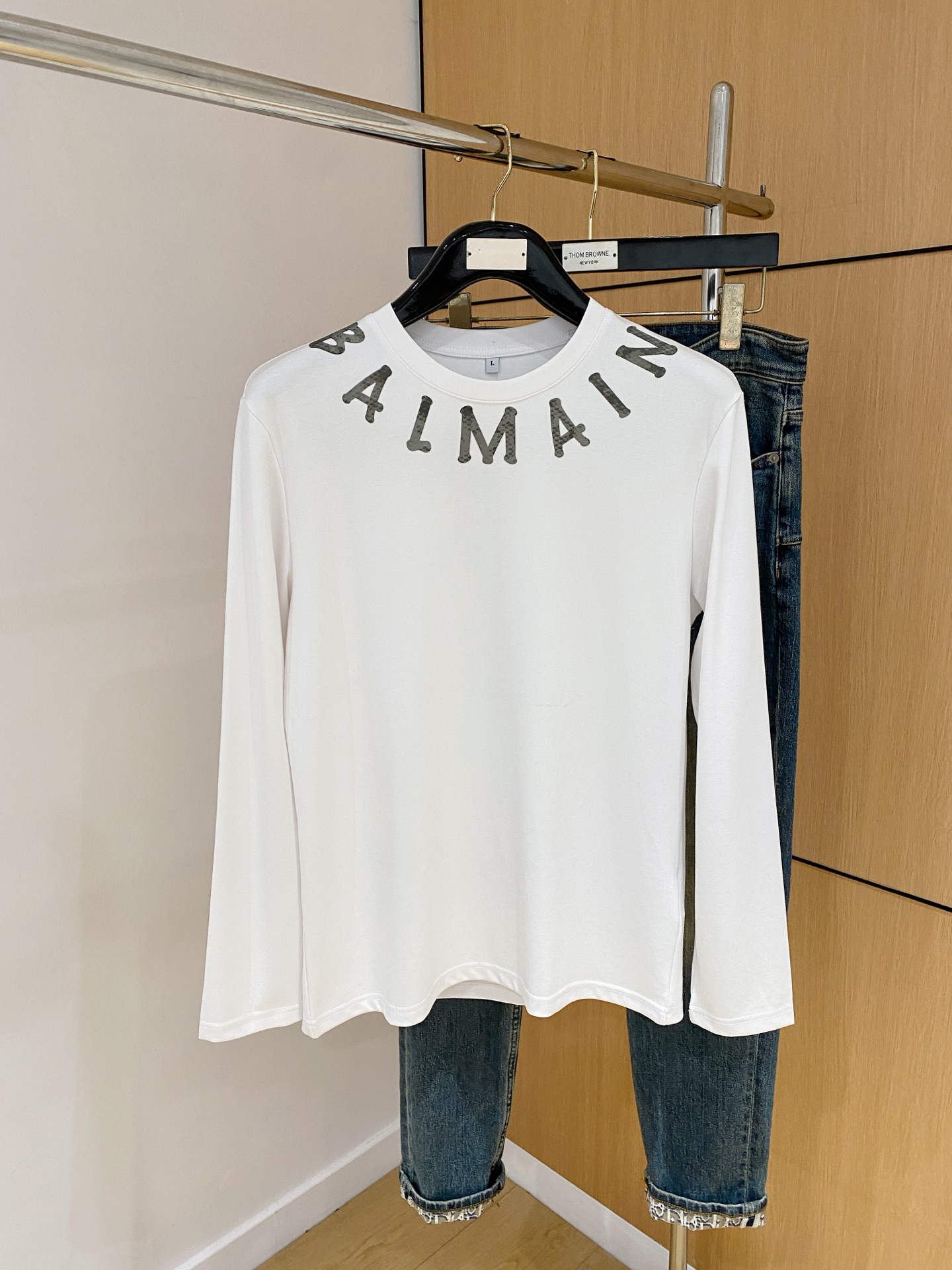 NO:569341,Balmain 25ss autumn [new product] new trade order round neck long-sleeved bottoming shirt long-sleeved T-shirt internet celebrity style!  The upper body is comfortable and breathable, not stiff, and the whole body has a rich three-dimensional sense. It is a quality export order that meets the simple needs of commuters. The upper body effect is very good, slimming, and not picky about the figure. The fabric workmanship... is impeccable. Only good craftsmanship and good fabrics can make you wear a good taste. A must-have item. Size M-4XL, balmain, tees, t-shirt, alexander wang19860909巴尔曼25ss秋季【新品】新款贸易订单圆领长袖打底衫长袖T恤网红款！上身舒适透气,不僵硬,整体有着丰富的立体感,品质出口订单,满足通勤人们对于着装的简约需求,上身效果很好,显瘦,不挑剔身材.面料做工....无可挑剔,好工艺好面料才能穿出好品味一款,人手必备单品 码数M-4XL,,balmain,tees，t-shirt,alexander wang,Men's clothing