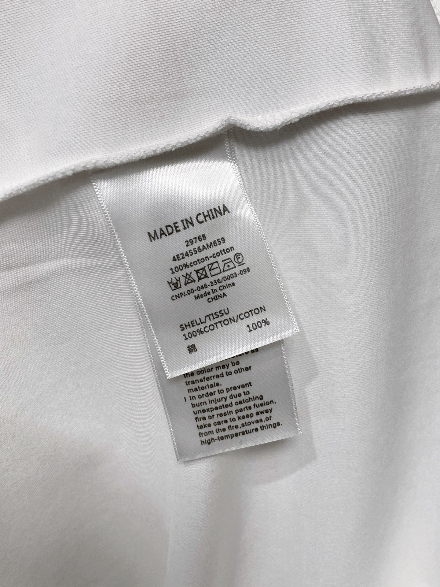 P阿玛尼25ss秋季【新品】新款贸易订单圆领长袖打底衫长袖T恤网红款！上身舒适透气，不僵硬，整体有着丰富