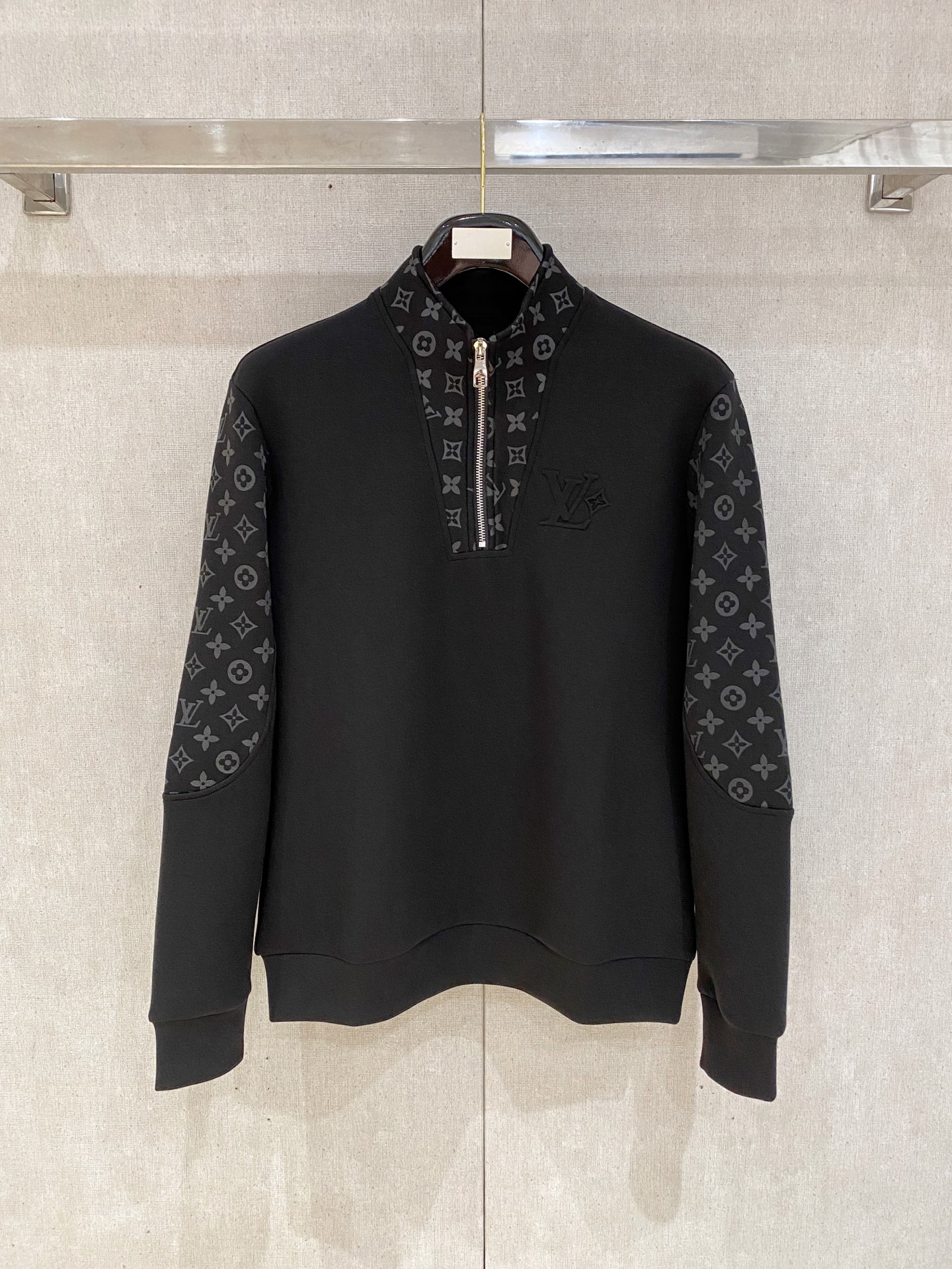 NO:538378,.LV. 2025 Autumn and Winter 2025 Wool-blend pullover knit sweatshirt Geometric leather-patched pocket design is very highlighted, logo letter buttons highlight the texture in details The overall design is fashionable and gives a modern sense of tailoring, the neckline slightly fits the neck, making the overall upper body look younger and more fashionable. The fabric is made of customer-supplied wool blend material, which is easy to care for. The surface has a wool texture. The upper body is comfortable and warm, and it looks high-end. It also has a very crisp feeling. Color Black, brown, gray, code M-3XL, try on 172-148, wear L-slim feel,,louis vuitton,hoodie,sweatshirts,alexander wang19860909.LV.2025秋冬 羊毛混纺套头针织卫衣 几何拼皮的口袋设计 很有亮点,标志字母纽扣 细节上凸显质感 整体设计上身时尚而赋予现代气息感合体的剪裁,领口微微贴合颈部,让整体上身更显年轻时尚 , 面料采用客供定织羊毛混纺材质 有着易打理的特点 表面有着羊毛质感 上身舒适保暖 ,显高档的同时 又有很好挺括感 颜色 黑色 咖色 灰色 码数M-3XL 试穿172-148 穿L码修身感,,louis vuitton,hoodie,sweatshirts,alexander wang,Men's clothing