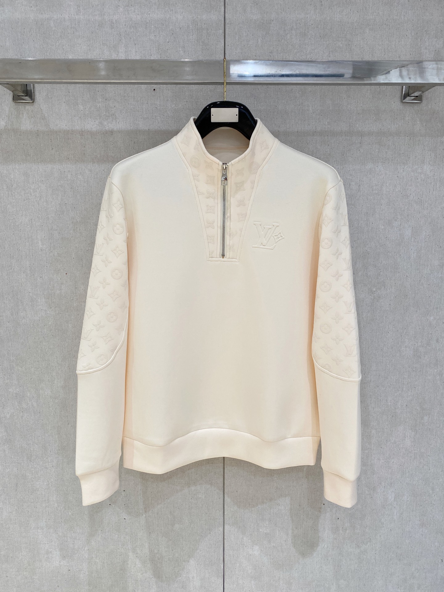 NO:538375,.LV 2025 Autumn and Winter 2025 Wool-blend pullover knit sweatshirt Geometric leather-patched pocket design Very highlighted, logo letter buttons Highlights in details The overall design is fashionable and gives a modern sense of tailoring, the neckline slightly fits the neck, making the overall upper body look younger and more fashionable. The fabric is made of customer-supplied wool blend material, which is easy to care for. The surface has a wool texture. The upper body is comfortable and warm, and it looks high-end. It also has a very crisp feeling. Color Black Clay Gray Number M-3XL Try on 172-148 Slim-fitting in L size, louis vuitton, hoodie, sweatshirts, alexander wang19860909.LV 2025秋冬 羊毛混纺套头针织卫衣 几何拼皮的口袋设计 很有亮点,标志字母纽扣 细节上凸显质感 整体设计上身时尚而赋予现代气息感合体的剪裁,领口微微贴合颈部,让整体上身更显年轻时尚 , 面料采用客供定织羊毛混纺材质 有着易打理的特点 表面有着羊毛质感 上身舒适保暖 ,显高档的同时 又有很好挺括感 颜色 黑色 咖色 灰色 码数M-3XL 试穿172-148 穿L码修身感,,louis vuitton,hoodie,sweatshirts,alexander wang,Men's clothing