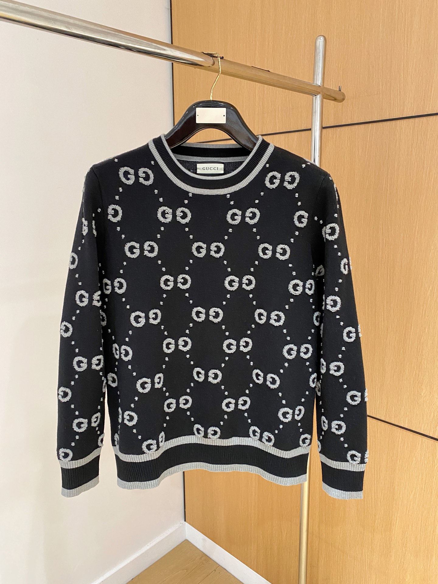 NO:569001,Gucci 2025 autumn and winter new wool sweater. High-quality Italian imported wool blend fabric, high-density knitting, fashionable and versatile sweater, very handsome. The classic logo is more durable and less likely to deform. The counter version can be easily held in various styles. The classic fashion model that is sought after every year has become popular all over the world!  Size M-3XL (please state your height and weight when placing an order),,gucci,sweaters,alexander wang19860909古驰 2025秋冬新款羊毛毛衣 高品质意大利进口羊毛混纺面料,高密度针织,时尚百搭毛衣,帅气十足.经典Logo标志 更耐穿更加不易变形,专柜版型,各种风格都能轻松Hold住,年年被追捧的经典时尚款 已经风靡全球！ 码数M-3XL(下单请报身高体重),,gucci,sweaters,alexander wang,Men's clothing