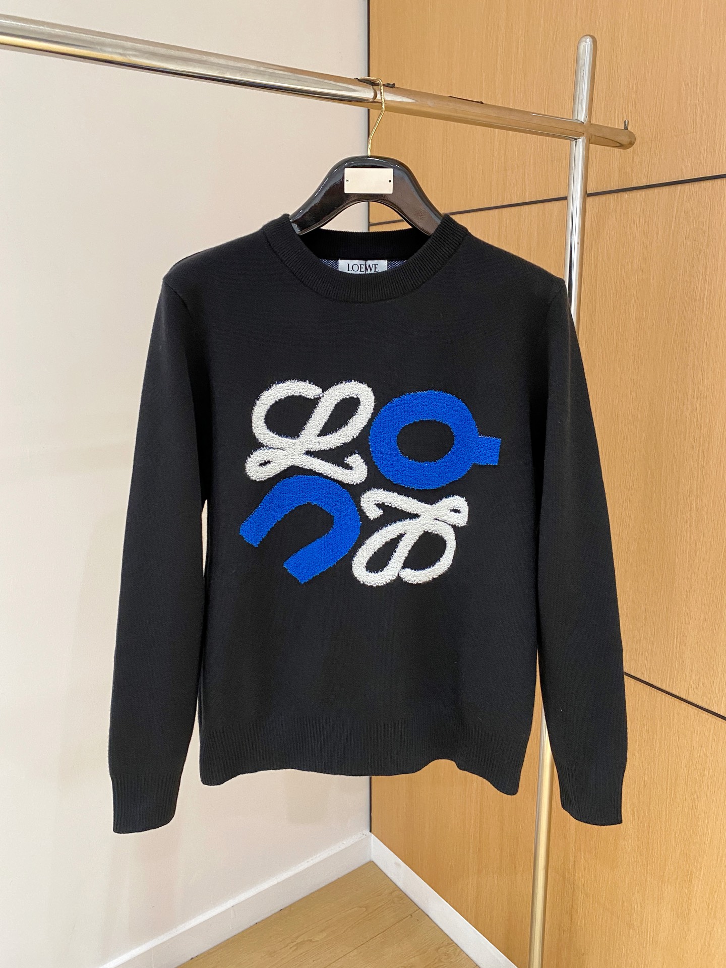 NO:569005,Loewe's 2025 autumn and winter new wool sweater. High-quality Italian imported wool blended fabrics, high-density knitting, fashionable and versatile sweater, very handsome. The classic logo is more durable and less likely to deform. The counter version can be easily held in various styles. The classic fashion style that is sought after every year has become popular all over the world!  Size M-3XL (please state your height and weight when placing an order),,loewe,sweaters,alexander wang19860909罗意威 2025秋冬新款羊毛毛衣 高品质意大利进口羊毛混纺面料,高密度针织,时尚百搭毛衣,帅气十足.经典Logo标志 更耐穿更加不易变形,专柜版型,各种风格都能轻松Hold住,年年被追捧的经典时尚款 已经风靡全球！ 码数M-3XL(下单请报身高体重),,loewe,sweaters,alexander wang,Men's clothing