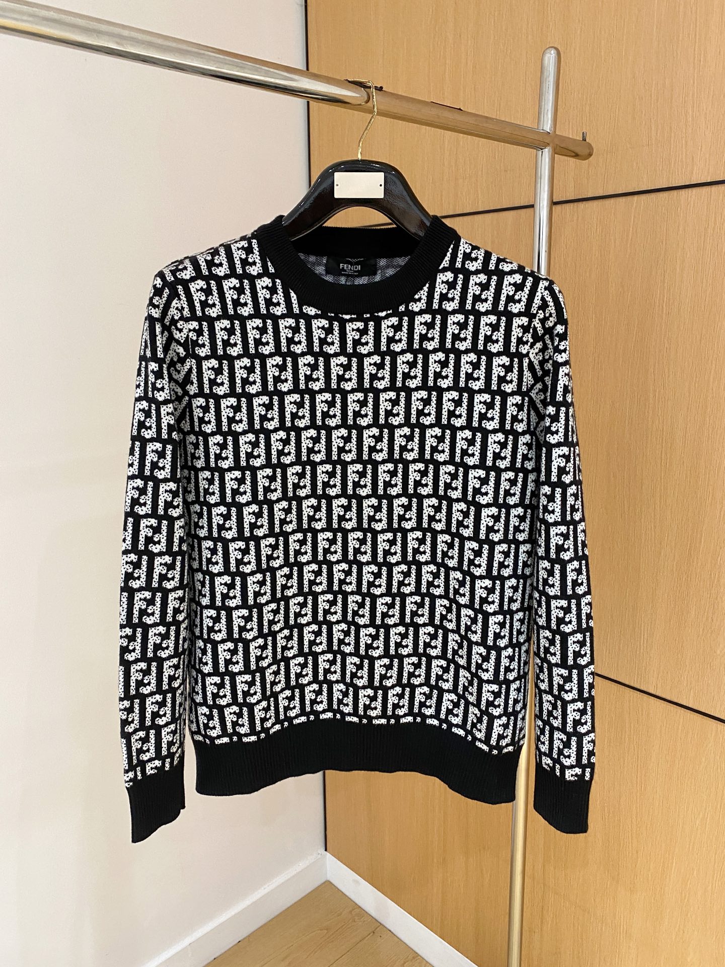 NO:569086,Fendi 2025 autumn and winter new wool sweater. High-quality Italian imported wool blended fabric, high-density knitting, fashionable and versatile sweater, very handsome. The classic logo is more durable and less likely to deform. The counter version can be easily held in various styles. The classic fashion model that is sought after every year has become popular all over the world!  Size M-3XL (please state your height and weight when placing an order),,fendi,sweaters,alexander wang19860909芬迪 2025秋冬新款羊毛毛衣 高品质意大利进口羊毛混纺面料,高密度针织,时尚百搭毛衣,帅气十足.经典Logo标志 更耐穿更加不易变形,专柜版型,各种风格都能轻松Hold住,年年被追捧的经典时尚款 已经风靡全球！ 码数M-3XL(下单请报身高体重),,fendi,sweaters,alexander wang,Men's clothing