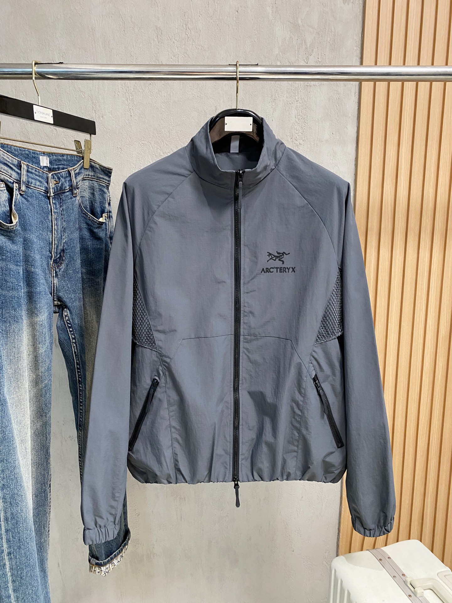 NO:530897,Archaeoptera Bird 25ss Early Autumn [New Product] Trench coat jacket popular, autumn and winter counter new casual and fashionable jacket!  Super avant-garde design style, delicate and comfortable, very light and not easy to wrinkle. Multiple craftsmanship The overall design is quite visual, the upper body is casual and stylish, with a certain degree of clarity, absolutely recommended to be at the most cutting-edge fashion temperament, a must-have for urban casualness. S-2XL, arc'teryx, jackets & coats, jackets & coats, alexander wang19860909始祖鸟25ss早秋【新品】风衣夹克外套爆款 秋冬专柜新款休闲时尚夹克外套！超前卫设计风格 细腻舒适 穿着非常轻便不易起皱.多重重工艺 整体的设计颇具视觉感,上身休闲有型,有一定的挺括度,绝对走在时尚最尖端的气质感推荐,都市休闲必备.码数S-2XL,arc'teryx,jackets & coats,jackets & coats,alexander wang,Men's clothing