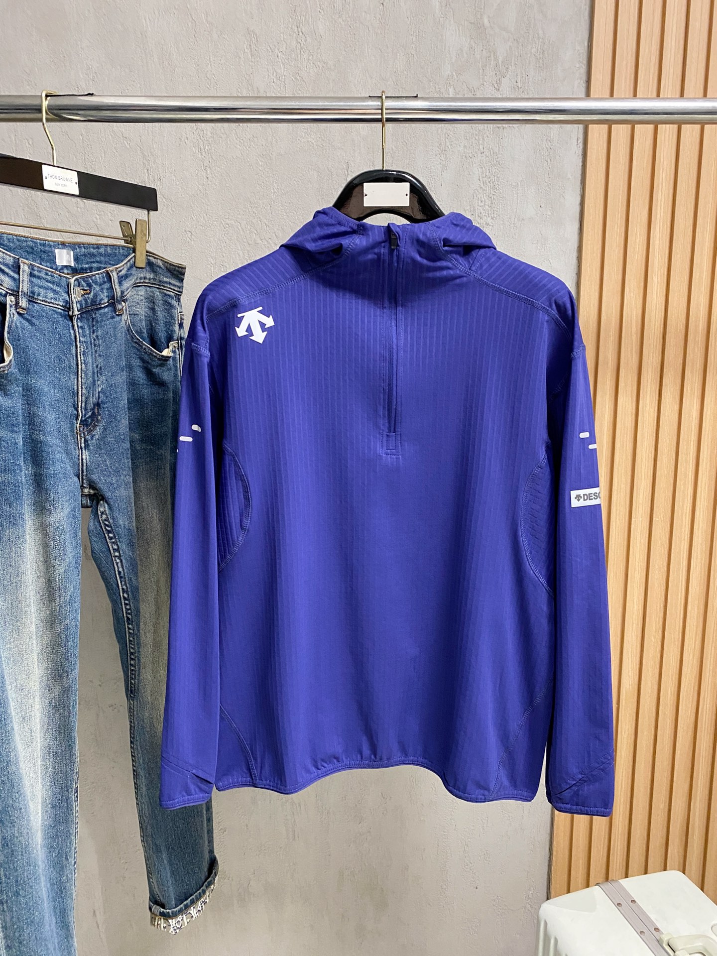 NO:530894,DiSant 25ss Early Autumn [New Product] Hooded Wind Clothes Jacket Jacket Hot New Style Casual Fashion Jacket Jacket in Autumn and Winter Counter!  Super avant-garde design style, delicate and comfortable, very light and not easy to wrinkle. Multiple craftsmanship The overall design is quite visual, the upper body is casual and stylish, with a certain degree of clarity, absolutely recommended to be at the most cutting-edge fashion temperament, a must-have for urban casualness. S-2XL,, jackets & coats, jackets & coats, hats, alexander wang19860909迪桑特25ss早秋【新品】连帽风衣夹克外套爆款 秋冬专柜新款休闲时尚夹克外套！超前卫设计风格 细腻舒适 穿着非常轻便不易起皱.多重重工艺 整体的设计颇具视觉感,上身休闲有型,有一定的挺括度,绝对走在时尚最尖端的气质感推荐,都市休闲必备.码数S-2XL,,jackets & coats,jackets & coats,hats,alexander wang,Men's clothing