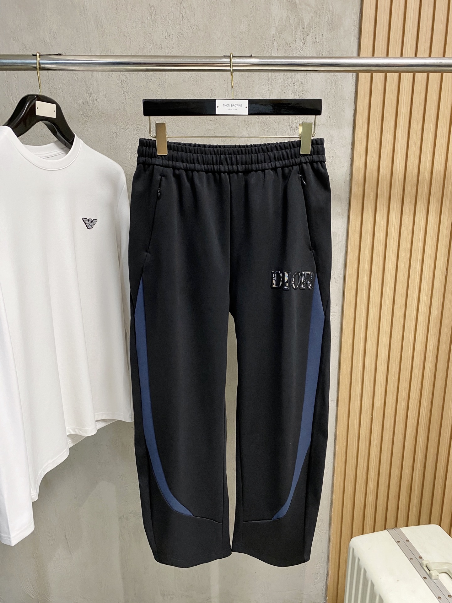 NO:530888,Dior Early Autumn 25ss [New Product] Casual Pants Gold Cards are reappearing, the original customized high-quality fashionable casual pants. Super versatile style. Exclusive customized fabric, quite wide and stylish, close and comfortable. The latest hardware and accessories of the original custom counter. Super beautiful style, the upper body makes the legs look slender, the inner and the wiring are impeccable. You can attend any occasion. Once again, it is emphasized that the fabric is very, very classy! S-Xl, dior,alexander wang19860909迪奥早秋25ss【新品】休闲裤金典再次出现,原单订制高品质时尚休闲裤.超级百搭款.独家定制面料,挺阔有型,贴身舒适.原版定制专柜最新五金辅料.超靓版型、上身显腿修长,內里,走线都无可挑剔,任何场合都可出席,再次强调面料非常非常显档次！码数 S-Xl,,dior,alexander wang,Men's clothing