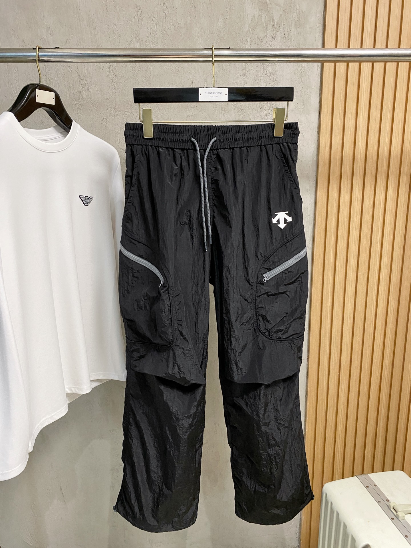 NO:530891,DiSant Early Autumn 25ss [New Product] Casual Pants Gold Cards are reappearing, the original customized high-quality fashionable casual pants. Super versatile style. Exclusive customized fabric, quite wide and stylish, close and comfortable. The latest hardware and accessories of the original custom counter. Super beautiful style, the upper body shows long legs, the inner and the line is impeccable. You can attend any occasion. Once again, it emphasizes that the fabric is very, very classy! S-2XL, alexander wang19860909迪桑特早秋25ss【新品】休闲裤金典再次出现,原单订制高品质时尚休闲裤.超级百搭款.独家定制面料,挺阔有型,贴身舒适.原版定制专柜最新五金辅料.超靓版型、上身显腿修长,內里,走线都无可挑剔,任何场合都可出席,再次强调面料非常非常显档次！码数 S-2XL,,alexander wang,Men's clothing