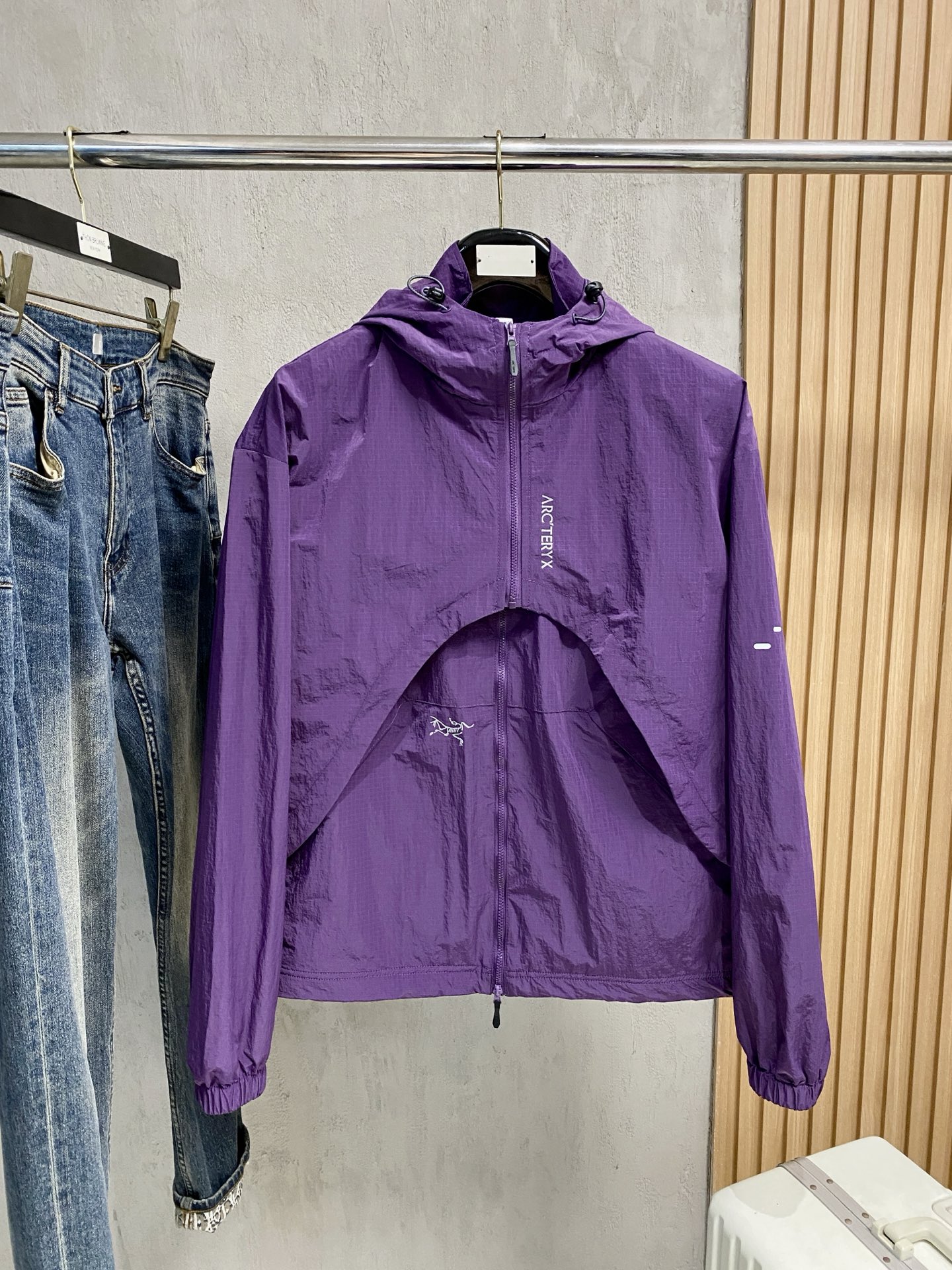 NO:530900,Archaeoptera Bird 25ss Early Autumn [New Product] Two-piece windbreaker jacket jacket hits the hottest autumn and winter counter new casual and fashionable jackets!  Super avant-garde design style, delicate and comfortable, very light and not easy to wrinkle. Multiple craftsmanship The overall design is quite visual, the upper body is casual and stylish, with a certain degree of clarity, absolutely recommended to be at the most cutting-edge fashion temperament, a must-have for urban casualness. S-2XL, arc'teryx, jackets & coats, jackets & coats, alexander wang19860909始祖鸟25ss早秋【新品】俩件套风衣夹克外套爆款 秋冬专柜新款休闲时尚夹克外套！超前卫设计风格 细腻舒适 穿着非常轻便不易起皱.多重重工艺 整体的设计颇具视觉感,上身休闲有型,有一定的挺括度,绝对走在时尚最尖端的气质感推荐,都市休闲必备.码数S-2XL,arc'teryx,jackets & coats,jackets & coats,alexander wang,Men's clothing