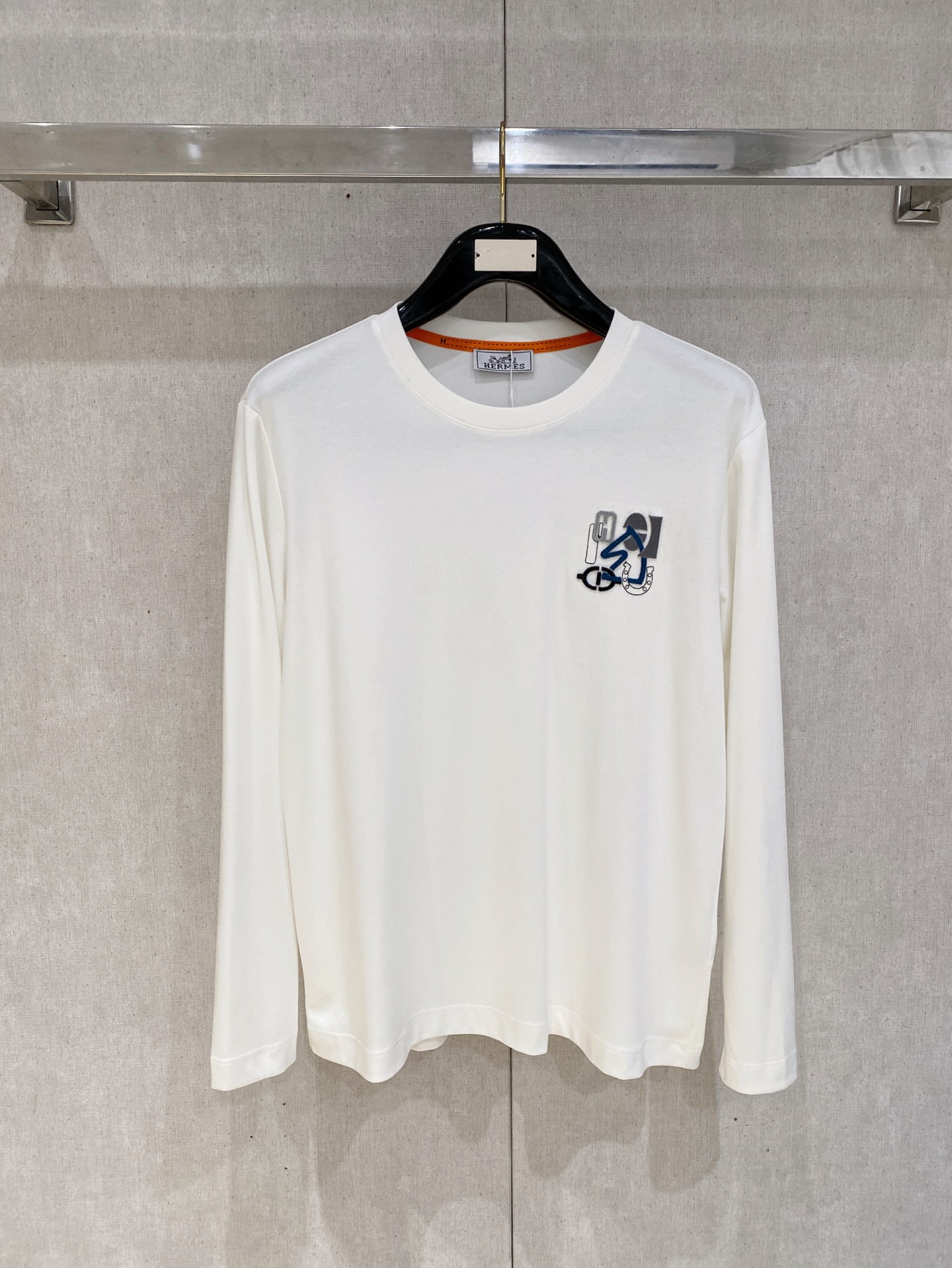 NO:735947,New products for spring, new styles coming, Hermès exclusively offers new original men's round neck, long sleeves, high-end customization, high version, fashionable and versatile, original imported pure cotton fabric, chest logo pattern design, super soft and delicate feel, skin-friendly and comfortable to wear, high-end boutique, the upper body is exquisitely made by the OEM, a must-have item for men, complete with three standards, size M-4xl, multi-color,, hermes,19860909开春新品 新款来袭 爱马仕 独家专供新款原单男士圆领 长袖高端定制 高版本 时尚百搭爆款原版进口纯棉面料 胸前logo图案设计 手感超柔软细腻 穿着亲肤舒适 高端精品 代工厂精细做上身非常赞 男士必备单品 三标齐全 码数M-4xl 多颜色,,hermes,,Men's clothing