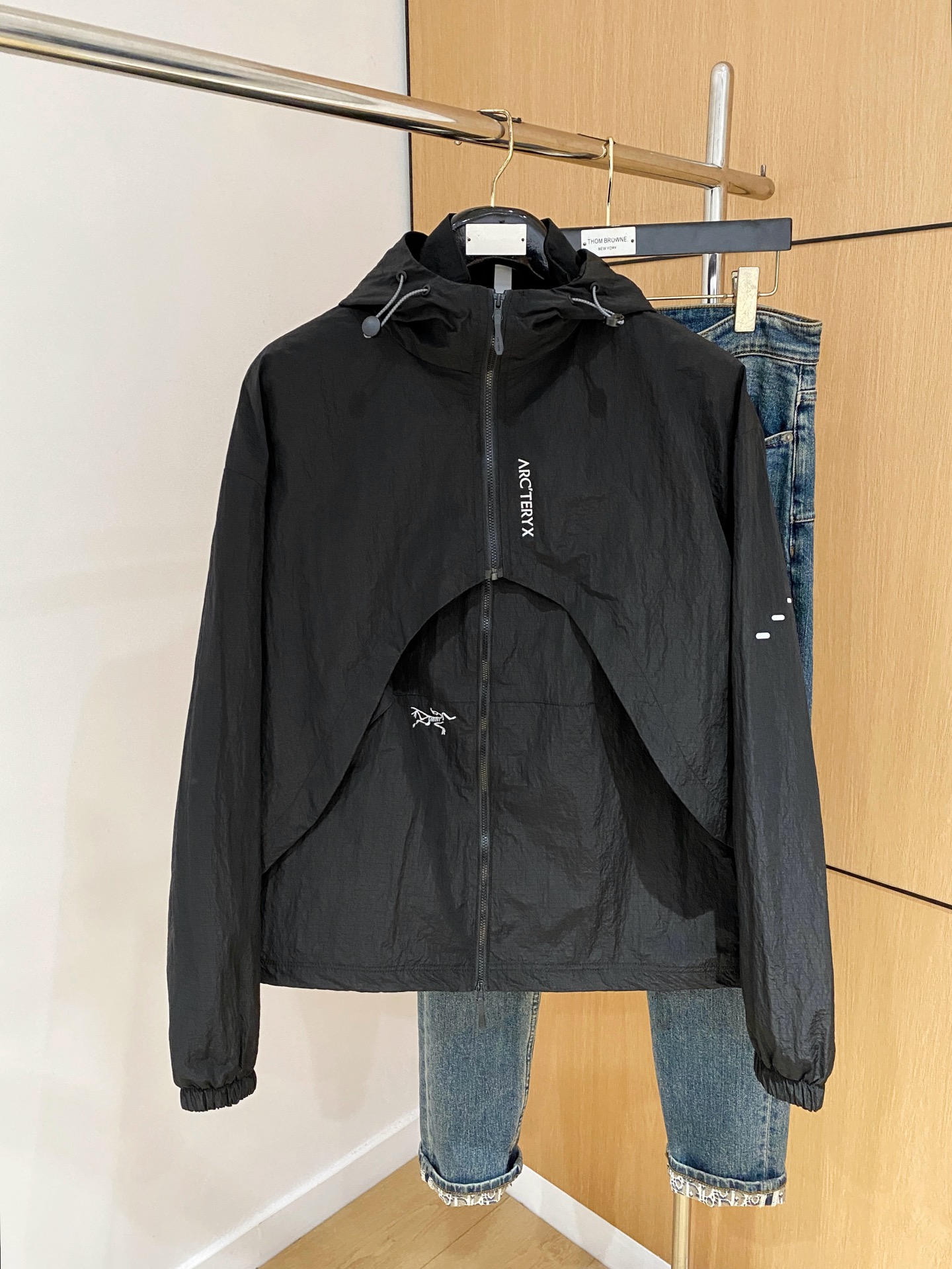 NO:538421,Archaeoptera Bird 25ss Early Autumn [New Product] Two-piece windbreaker jacket jacket hits the hottest autumn and winter counter new casual and fashionable jackets!  Super avant-garde design style, delicate and comfortable, very light and not easy to wrinkle. Multiple craftsmanship The overall design is quite visual, the upper body is casual and stylish, with a certain degree of clarity, absolutely recommended to be at the most cutting-edge fashion temperament, a must-have for urban casualness. S-2XL, arc'teryx, jackets & coats, jackets & coats, alexander wang19860909始祖鸟25ss早秋【新品】俩件套风衣夹克外套爆款 秋冬专柜新款休闲时尚夹克外套！超前卫设计风格 细腻舒适 穿着非常轻便不易起皱.多重重工艺 整体的设计颇具视觉感,上身休闲有型,有一定的挺括度,绝对走在时尚最尖端的气质感推荐,都市休闲必备.码数S-2XL,arc'teryx,jackets & coats,jackets & coats,alexander wang,Men's clothing