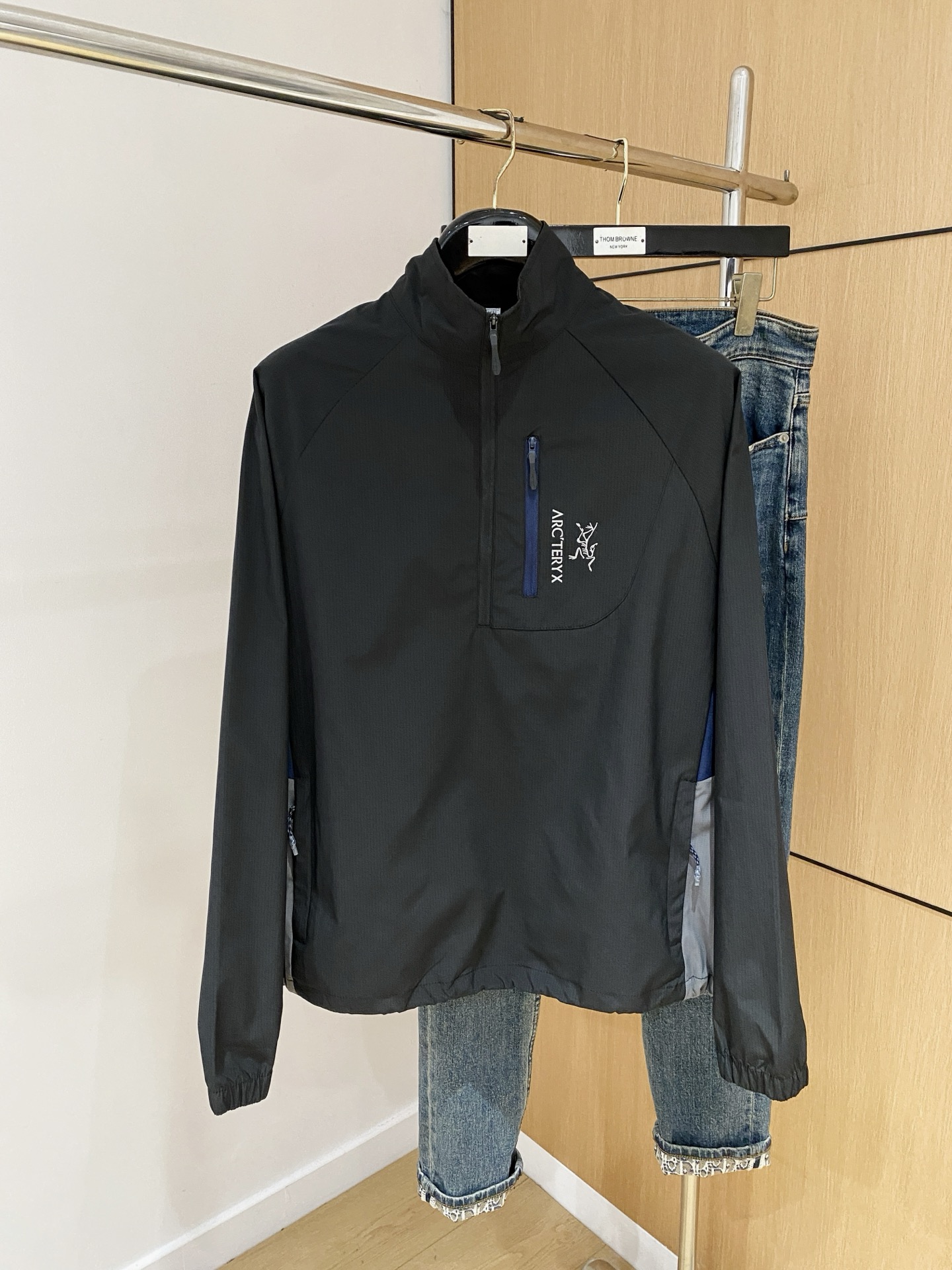 NO:538416,Archaeoptera Bird 25ss Early Autumn [New Product] Trench coat jacket popular, autumn and winter counter new casual and fashionable jacket!  Super avant-garde design style, delicate and comfortable, very light and not easy to wrinkle. Multiple craftsmanship The overall design is quite visual, the upper body is casual and stylish, with a certain degree of clarity, absolutely recommended to be at the most cutting-edge fashion temperament, a must-have for urban casualness. S-2XL, arc'teryx, jackets & coats, jackets & coats, alexander wang19860909始祖鸟25ss早秋【新品】风衣夹克外套爆款 秋冬专柜新款休闲时尚夹克外套！超前卫设计风格 细腻舒适 穿着非常轻便不易起皱.多重重工艺 整体的设计颇具视觉感,上身休闲有型,有一定的挺括度,绝对走在时尚最尖端的气质感推荐,都市休闲必备.码数S-2XL,arc'teryx,jackets & coats,jackets & coats,alexander wang,Men's clothing