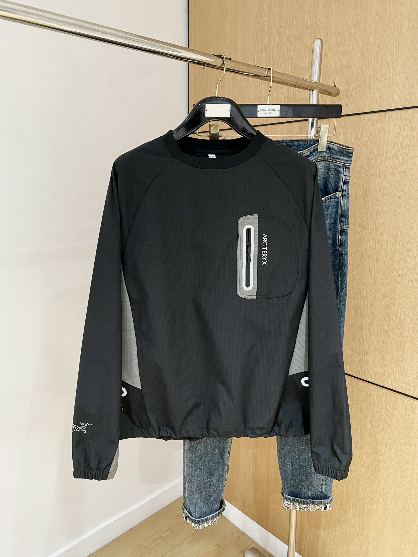 NO:538419,Archaeoptera Bird 25ss Early Autumn [New Product] Trench coat jacket popular, autumn and winter counter new casual and fashionable jacket!  Super avant-garde design style, delicate and comfortable, very light and not easy to wrinkle. Multiple craftsmanship The overall design is quite visual, the upper body is casual and stylish, with a certain degree of clarity, absolutely recommended to be at the most cutting-edge fashion temperament, a must-have for urban casualness. S-2XL, arc'teryx, jackets & coats, jackets & coats, alexander wang19860909始祖鸟25ss早秋【新品】风衣夹克外套爆款 秋冬专柜新款休闲时尚夹克外套！超前卫设计风格 细腻舒适 穿着非常轻便不易起皱.多重重工艺 整体的设计颇具视觉感,上身休闲有型,有一定的挺括度,绝对走在时尚最尖端的气质感推荐,都市休闲必备.码数S-2XL,arc'teryx,jackets & coats,jackets & coats,alexander wang,Men's clothing