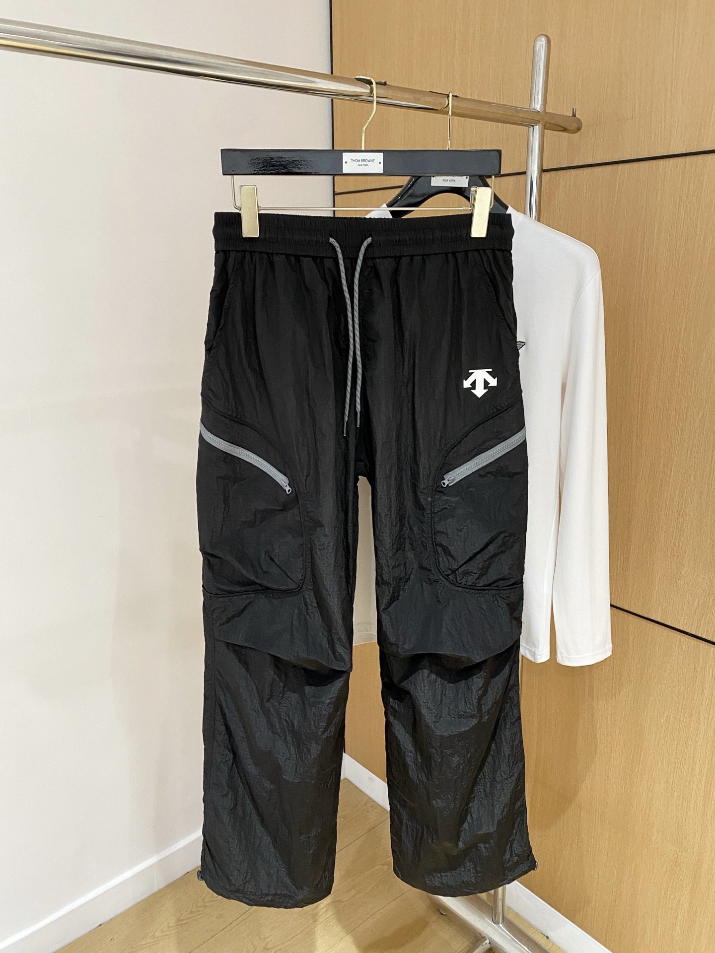 NO:538430,DiSant Early Autumn 25ss [New Product] Casual Pants Gold Cards are reappearing, the original customized high-quality fashionable casual pants. Super versatile style. Exclusive customized fabric, quite wide and stylish, close and comfortable. The latest hardware and accessories of the original custom counter. Super beautiful style, the upper body shows long legs, the inner and the line is impeccable. You can attend any occasion. Once again, it emphasizes that the fabric is very, very classy! S-2XL, alexander wang19860909迪桑特早秋25ss【新品】休闲裤金典再次出现,原单订制高品质时尚休闲裤.超级百搭款.独家定制面料,挺阔有型,贴身舒适.原版定制专柜最新五金辅料.超靓版型、上身显腿修长,內里,走线都无可挑剔,任何场合都可出席,再次强调面料非常非常显档次！码数 S-2XL,,alexander wang,Men's clothing