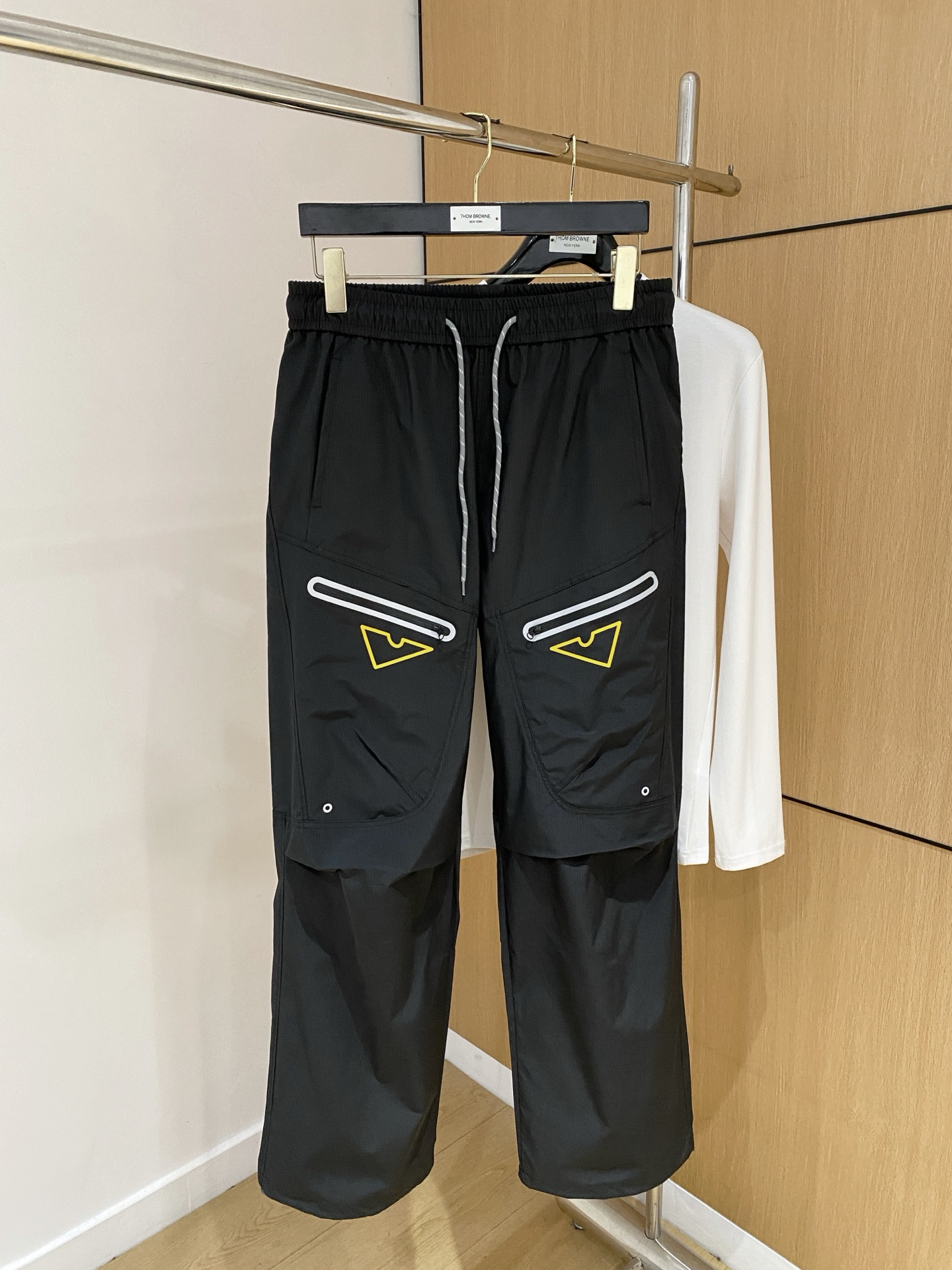 NO:538426,Fendi Early Autumn 25ss [New Product] Casual Pants Gold Cards are reappearing, the original customized high-quality fashionable casual pants. Super versatile style. Exclusive customized fabric, quite wide and stylish, close and comfortable. The latest hardware and accessories of the original custom counter. Super beautiful style, long legs on the upper body, impeccable inner and lined. You can attend any occasion. Once again, it is emphasized that the fabric is very, very classy! S-2XL, fendi,alexander wang19860909芬迪早秋25ss【新品】休闲裤金典再次出现,原单订制高品质时尚休闲裤.超级百搭款.独家定制面料,挺阔有型,贴身舒适.原版定制专柜最新五金辅料.超靓版型、上身显腿修长,內里,走线都无可挑剔,任何场合都可出席,再次强调面料非常非常显档次！码数 S-2XL,,fendi,alexander wang,Men's clothing