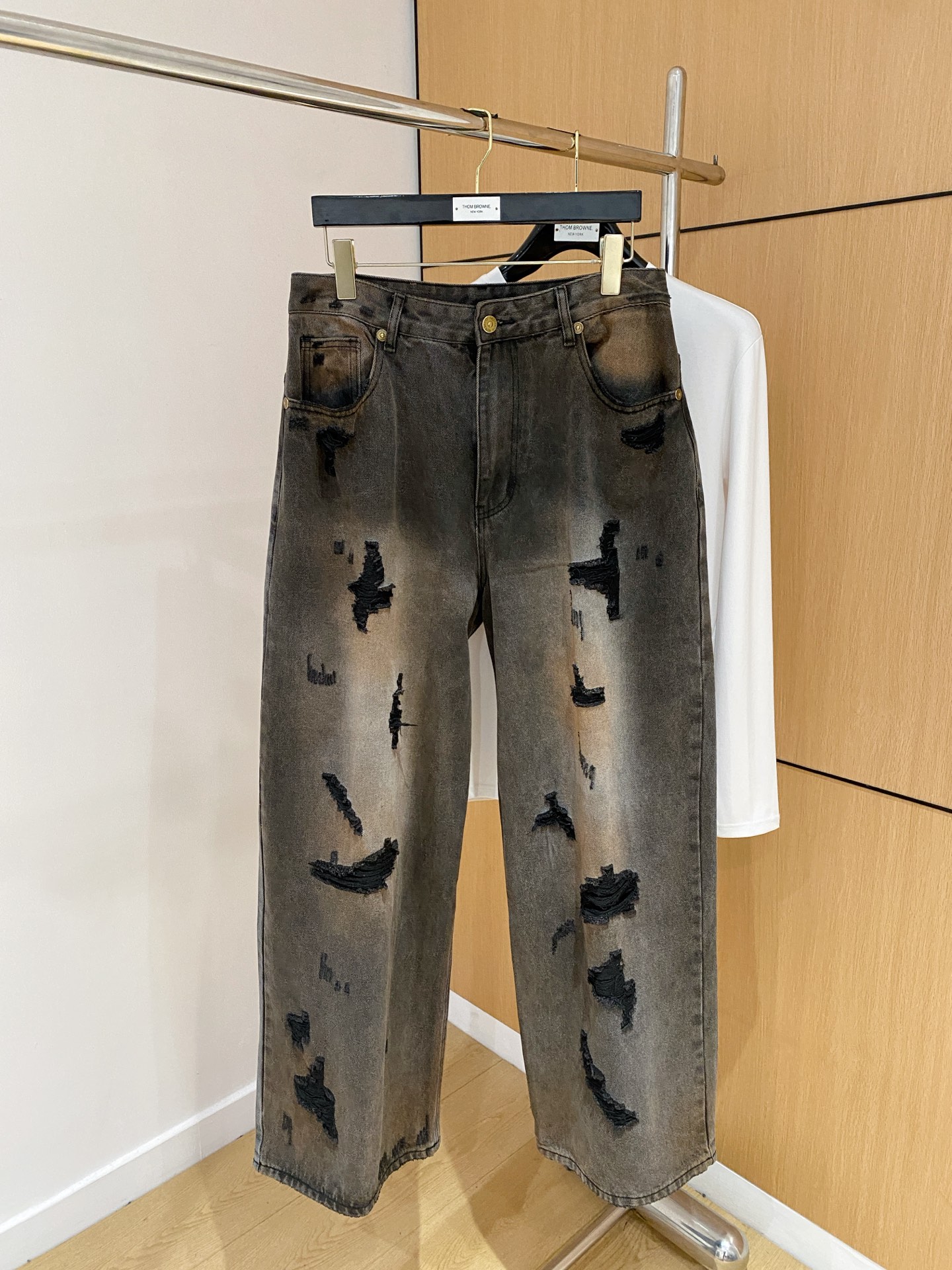 NO:538422,Burberry [New Product] is available for high-end exclusive sale. The 25SS four-season super-burning street-explosion series is the most exclusive and grandly launched. Original custom high-end quality fabric, customized hardware style slim-fitting tailoring, fabric with elasticity, micro-elastic upper body comfort, a must-have item!  Counter size S-3XL, burberry, jeans, alexander wang19860909巴宝莉【新品】高端独家发售 25SS四季款超燃炸街系列之最牛仔裤 独家隆重推出 原版定制高端品质面料 定制五金版型修身剪裁 面料带弹力 微弹上身舒适度超高 必爆单品！专柜尺码S-3XL,,burberry,jeans,alexander wang,Men's clothing