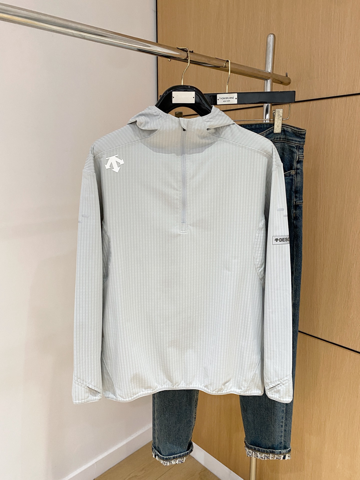 NO:538417,DiSant 25ss Early Autumn [New Product] Hooded Wind Clothes Jacket Jacket Hot New Style Casual Fashion Jacket Jacket in Autumn and Winter Counter!  Super avant-garde design style, delicate and comfortable, very light and not easy to wrinkle. Multiple craftsmanship The overall design is quite visual, the upper body is casual and stylish, with a certain degree of clarity, absolutely recommended to be at the most cutting-edge fashion temperament, a must-have for urban casualness. S-2XL,, jackets & coats, jackets & coats, hats, alexander wang19860909迪桑特25ss早秋【新品】连帽风衣夹克外套爆款 秋冬专柜新款休闲时尚夹克外套！超前卫设计风格 细腻舒适 穿着非常轻便不易起皱.多重重工艺 整体的设计颇具视觉感,上身休闲有型,有一定的挺括度,绝对走在时尚最尖端的气质感推荐,都市休闲必备.码数S-2XL,,jackets & coats,jackets & coats,hats,alexander wang,Men's clothing