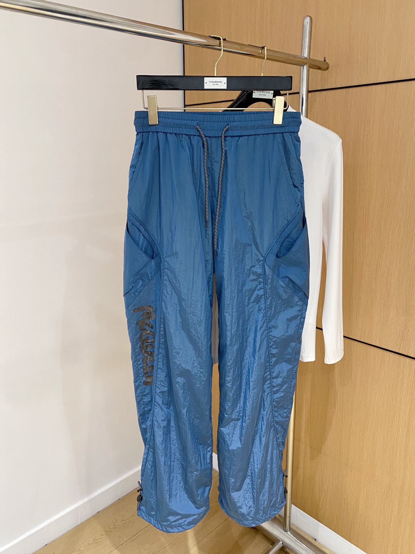 NO:538428,McQueen Early Autumn 25ss [New Product] Casual Pants Gold Cards are reappearing, the original customized high-quality fashionable casual pants. Super versatile style. Exclusive customized fabric, quite wide and stylish, close and comfortable. The latest hardware and accessories of the original custom counter. Super beautiful style, the upper body makes the legs look slender, the inner and the wiring are impeccable. You can attend any occasion. Once again, it is emphasized that the fabric is very, very classy! S-2XL, alexander mcqueen,alexander wang19860909麦昆早秋25ss【新品】休闲裤金典再次出现,原单订制高品质时尚休闲裤.超级百搭款.独家定制面料,挺阔有型,贴身舒适.原版定制专柜最新五金辅料.超靓版型、上身显腿修长,內里,走线都无可挑剔,任何场合都可出席,再次强调面料非常非常显档次！码数 S-2XL,,alexander mcqueen,alexander wang,Men's clothing