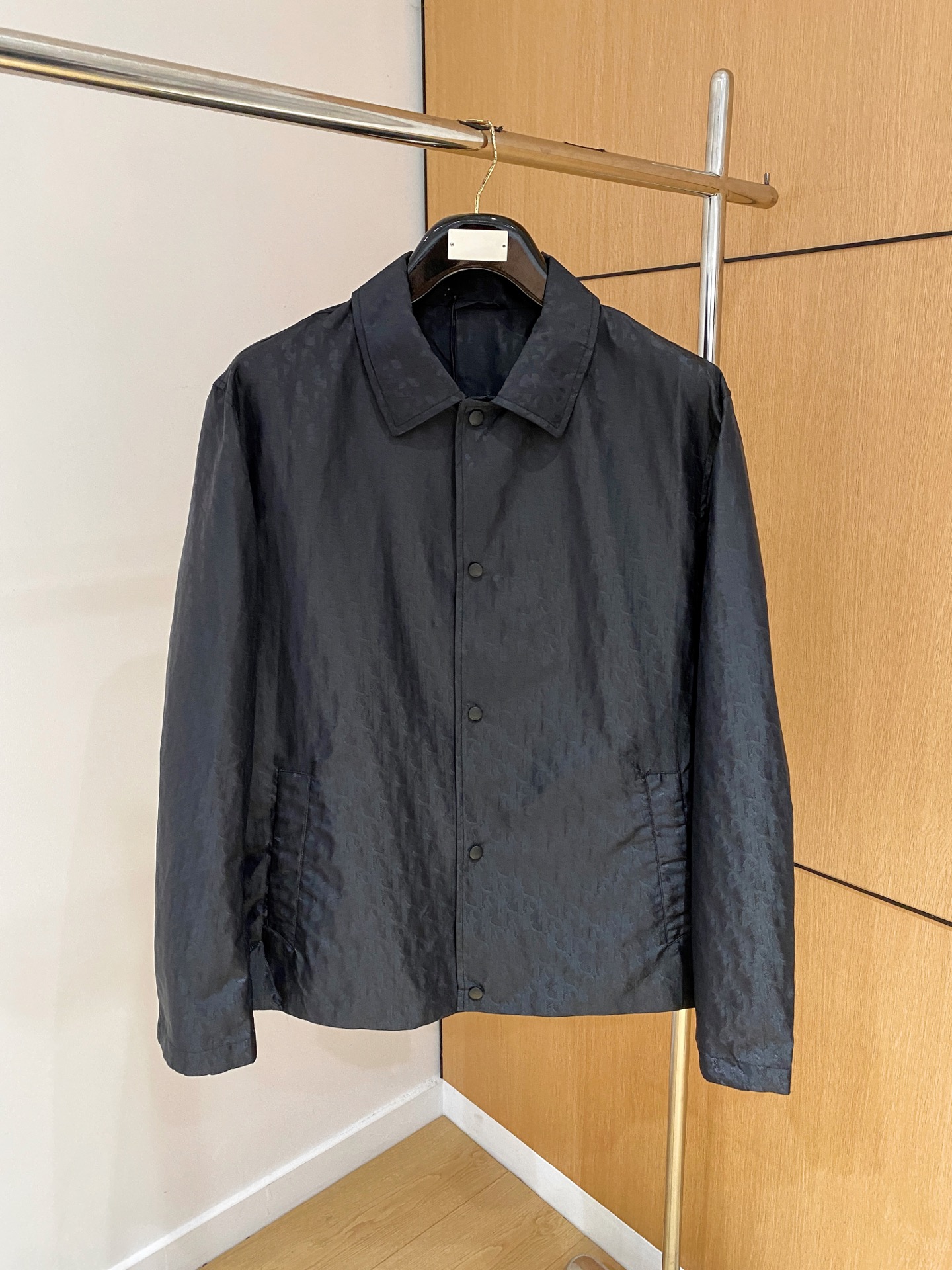 NO:530543,DIOR 2025 autumn new product｜Unlock blues technology sense, Oblique printed short jacket inherits the essence of the DIOR brand, the craftsmanship of the 2025 autumn men's clothing series presents a new Oblique printed short jacket, intertwining pioneering craftsmanship and classic aesthetics to interpret the modern style of modern men. Selected materials, Zhuoran craftsmanship The technological jacquard fabric is made of nylon material, combining innovative technology and luxurious texture, presenting a unique gloss texture, delicate and crisp touch, taking into account functionality and visual aesthetics. The iconic Oblique print covers the brand's classic Oblique totem, and presents three-dimensionally with precision weaving craftsmanship, demonstrating the brand recognition in low-key, and interpreting the eternal fashion declaration.  Detailed carvings show the style, wide-angle collar design breaks through traditional tailoring, outlining elegant outlines with neat lines, giving the shape a relaxed and urban atmosphere. The button opening and closing system selects texture buttons, matched with a smooth opening and closing structure, and the details show exquisite craftsmanship. The finishing touch of the back Dior rubber logo is exquisitely embellished in three-dimensional patch form, combining modern sports aesthetics and brand iconic elements, and low-key releases extraordinary style. Practical aesthetics combines exquisite patch pocket design to meet daily storage needs. Color black Size M-3XL (48-56 sizes), dior, jackets & coats, alexander wang19860909DIOR 2025秋季新品｜解锁蓝调科技感,Oblique印花短夹克 承袭DIOR品牌精髓,2025秋季男装系列匠心呈现全新Oblique印花短夹克,以先锋工艺与经典美学交织,演绎现代男士的摩登风范.臻选材质,卓然工艺 科技提花面料采用锦纶材质,融合创新科技与奢华质感,呈现独特光泽肌理,触感细腻挺括,兼顾功能性与视觉美感. 标志性Oblique印花通体覆盖品牌经典Oblique图腾,以精密织造工艺立体呈现,于低调中彰显品牌辨识度,诠释永恒时尚宣言. 细节雕琢,彰显格调宽角领设计突破传统剪裁,以利落线条勾勒优雅轮廓,赋予造型舒展洒脱的都市气息.纽扣开合系统精选质感纽扣,搭配流畅开合结构,细节之处尽显考究工艺.背部点睛之笔Dior橡胶标志以立体补丁形式精致点缀,融合现代运动美学与品牌标志性元素,低调释放不凡格调.实用美学兼具精巧贴袋设计,满足日常收纳需求. 颜色黑色 尺码M-3XL (48-56码）,,dior,jackets & coats,alexander wang,Men's clothing