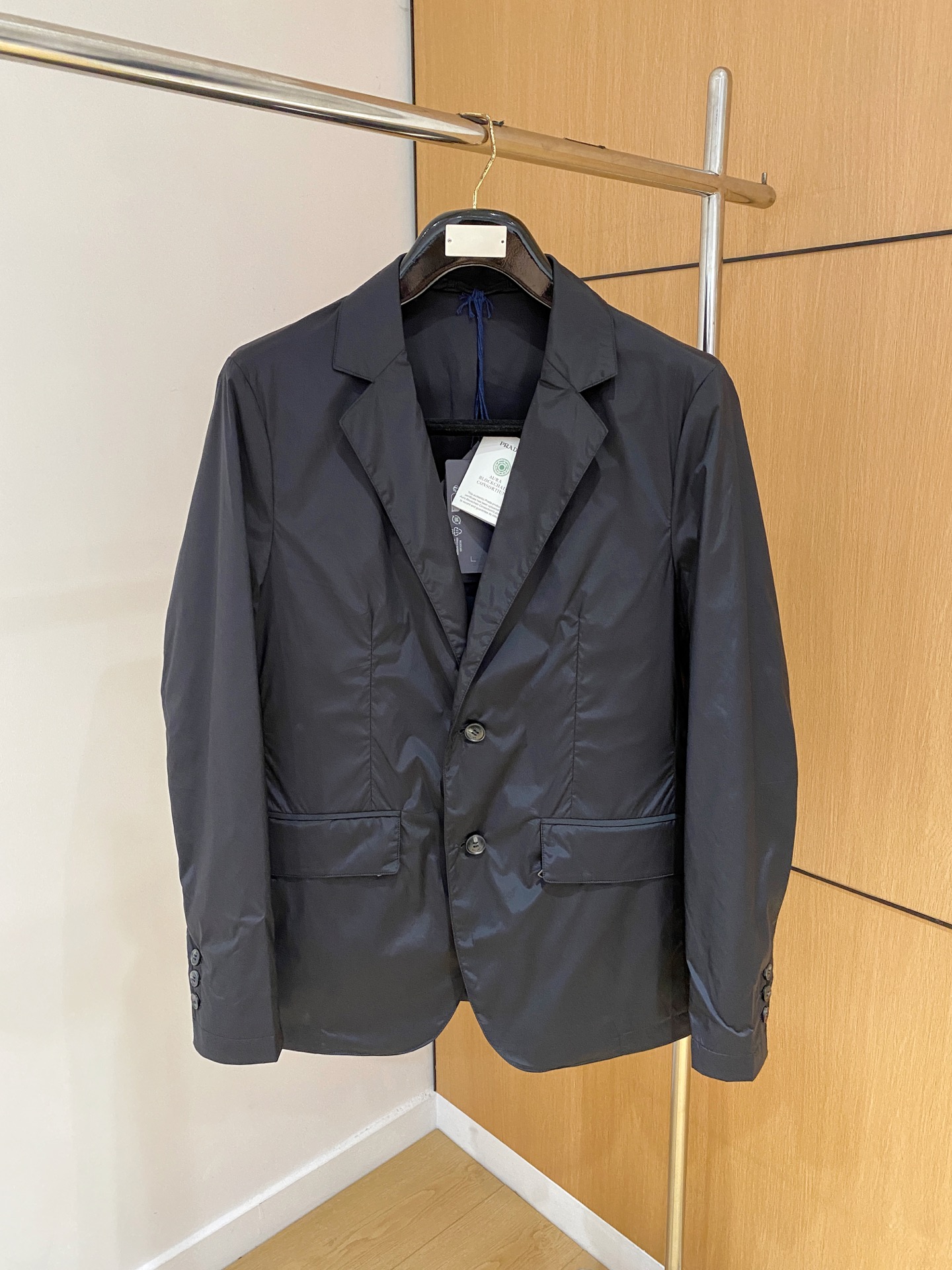 NO:530540,PRADA single-breasted thin cotton nylon suit, a timeless symphony of classic and innovation - in the name of craftsmanship, this Re-Nylon jacket outlines the body shape with excellent tailoring, perfectly blending the elegant genes of the classic suit with the modern edge of nylon. It uses the brand's iconic Re-Nylon recycled nylon fabric, which combines light texture and excellent performance. This innovative material not only continues PRADA's adherence to environmental protection concepts, but also uses a delicate touch and a crisp silhouette to give the jacket an elegant drapery like a suit, but also has a nylon waterproof and windproof characteristics.  The fine lines, the fitting tailor is precisely fitted with the body curve, cleverly modify the proportions, the flat collar design is classic without losing the sense of strength, and the details of the rear slit release agility while walking. The double-button closure design uses simple lines to outline the sense of ceremony, and matches the three-button loose-leaf cuffs. The details show the tribute and innovation of the traditional suit craftsmanship. The flip-in pockets on both sides are outlined with neat lines, and the classic design takes into account both practicality and decorativeness. The metal zipper closure is hidden under the flip, and the brand engraved letters on the zipper sheet are engraved. The PRADA MILANO letters on the buttons are engraved. The ultimate pursuit of delicate touch is consistent with the fabric lining, thin cotton filling, warm and comfortable. Color black Size M-3XL (48-56), prada, jackets & coats, business  suit,alexander wang19860909PRADA单排扣薄棉尼龙西服,经典与创新的永恒交响——以匠艺之名,这款Re-Nylon夹克,它以卓越剪裁勾勒身形轮廓,将经典西装的典雅基因与尼龙的现代锋芒完美交融. 采用品牌标志性Re-Nylon再生尼龙面料,兼具轻盈质感与卓越性能.这种创新材质不仅延续PRADA对环保理念的坚守,更以细腻触感和挺括廓形,赋予夹克如西装般的优雅垂坠,又不失尼龙的防水防风特性. 精裁线条,合身剪裁精准贴合身形曲线,巧妙修饰比例,平驳领设计经典而不失力量感,后开衩细节在行走间释放灵动韵律.双纽扣开合设计,以简洁线条勾勒仪式感,搭配三纽扣活页袖口,细节之处彰显对传统西装工艺的致敬与革新. 两侧翻盖嵌线袋以利落线条勾勒,经典设计兼顾实用与装饰性.而翻盖之下暗藏金属拉链开合,拉链片上的品牌攥刻字母.纽扣上的PRADA MILANO字母攥刻.同面料衬里表里如一的极致追求触感细腻,薄棉填充 保暖舒适. 颜色黑色 尺码M-3XL（48-56）,,prada,jackets & coats,business suit,alexander wang,Men's clothing