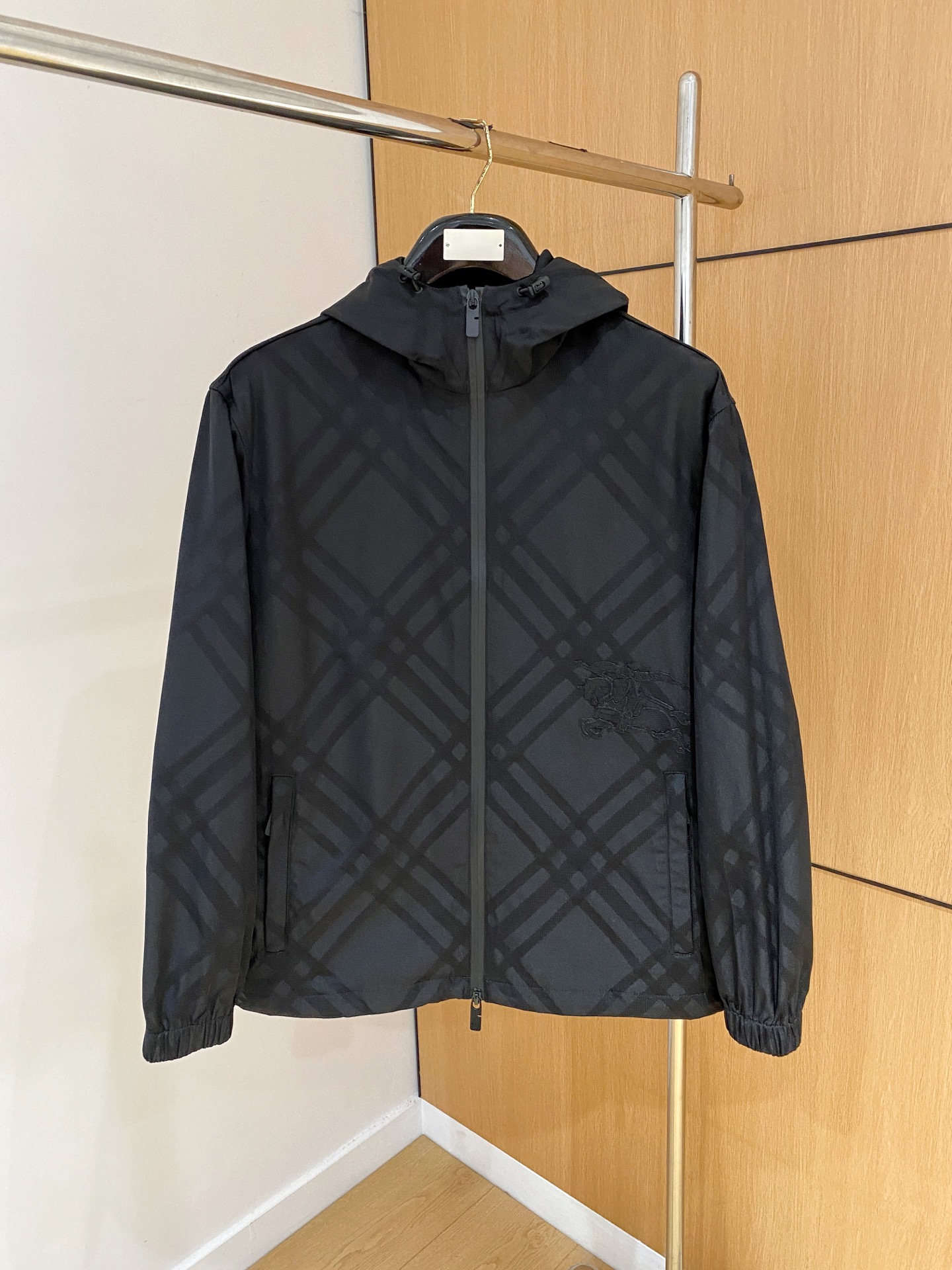 NO:530546,BURBERRY25 Autumn and Winter Thin Cotton Jacket. The perfect collision between classic and fashion!  Light twill high-end material, hooded drawstrings dance in the wind, outlining a lazy and comfortable outline. Classic plaids are like brushstrokes of time, equestrian knight badges are inlaid like medals, two-way zippers are elegantly opened and closed like piano keys, side zipper pockets hide the poetry of the journey, elastic cuffs gently wrap the temperature between the wrist. Thin cotton design is warm and comfortable. Burberry plaid + equestrian knight logo, classic DNA injected into the soul!  The body is decorated with the brand's iconic plaid elements, and the low-key and luxurious feeling is overwhelming; the chest applique equestrian knight badge (Equestrian Knight design) - from the brand's century-old equestrian inspiration, retro and trend collision, and details are ecstatic. The two-way zipper opening and closing, smooth to the 'silk-slim combo', which is super easy to put on and take off!  Light but not losing the skin. Wearing it, it seems to be covering the elegance and freedom of the British streets on your body. Color black. Size XS-S-M-L-XL (48-56), burberry, jackets & coats, hats, alexander wang19860909BURBERRY25秋冬薄棉夹克.经典与时尚的完美碰撞！ 轻盈斜纹高定材质,连帽抽绳随风舞动,勾勒出慵懒而自在的轮廓.经典格纹如时光的笔触,马术骑士徽章如勋章般镶嵌,双向拉链似琴键优雅启合,侧边拉链口袋藏匿着旅途的诗意,松紧袖口温柔包裹腕间温度.薄棉设计 保暖且舒适. Burberry格纹+马术骑士徽标,经典DNA注入灵魂！衣身点缀品牌标志性格纹元素,低调奢华感扑面而来；胸前贴花马术骑士徽章（Equestrian Knight设计）——源自品牌百年马术灵感,复古与潮流碰撞,细节控狂喜. 双向拉链开合,顺滑到“丝滑小连招”,穿脱超方便！轻盈却不失筋骨感,穿上它,仿佛把英伦街头的优雅与洒脱都披在了身上 颜色黑色 尺码XS-S-M-L-XL（48-56）,,burberry,jackets & coats,hats,alexander wang,Men's clothing